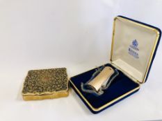 A VINTAGE RONSON VARAFLAME LIGHTER IN ORIGINAL BOX ALONG WITH MUSICAL STRATTON COMPACT.