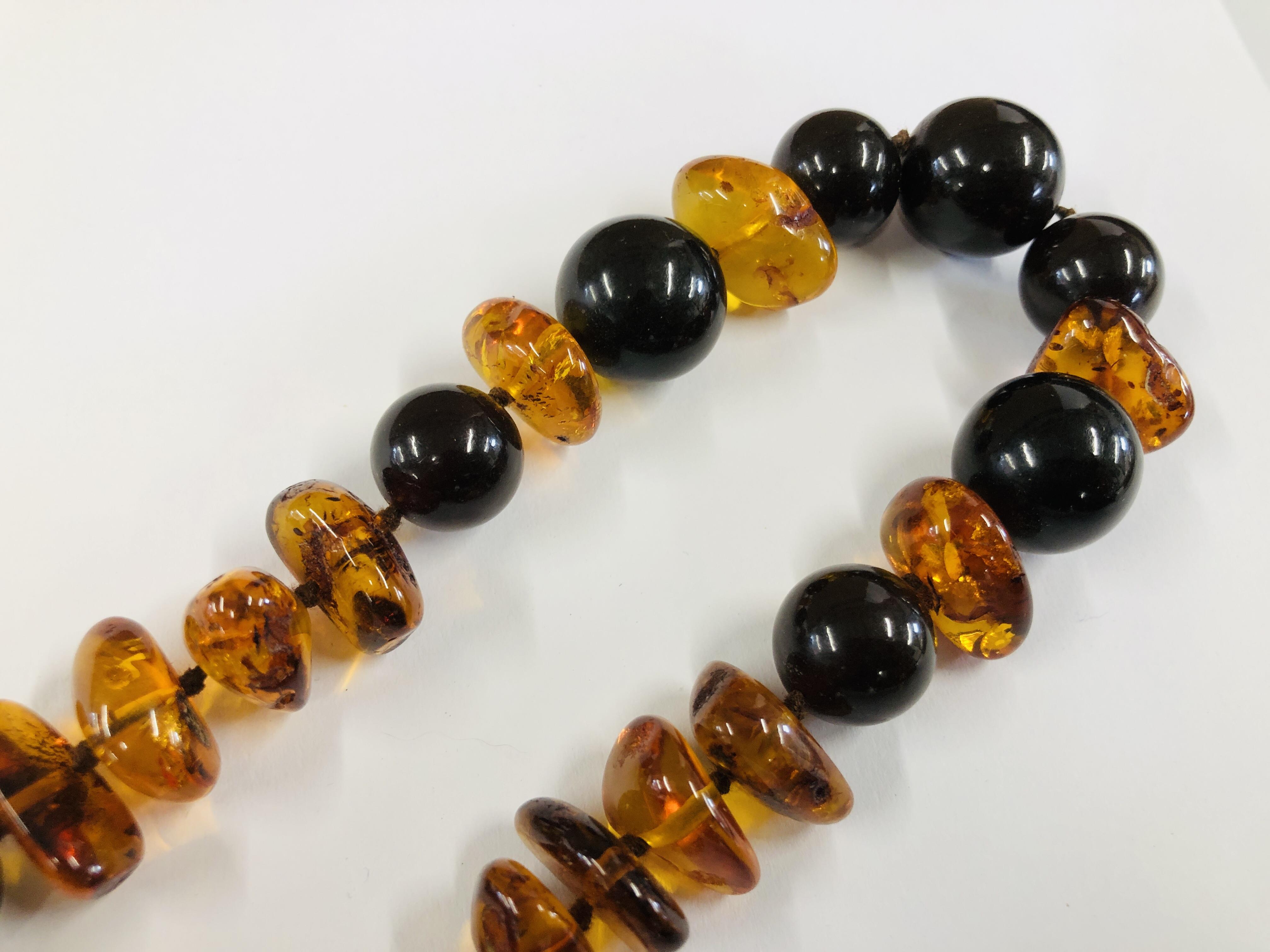 AN IMPRESSIVE STRAND OF POLISHED AMBER L 72CM. - Image 6 of 7