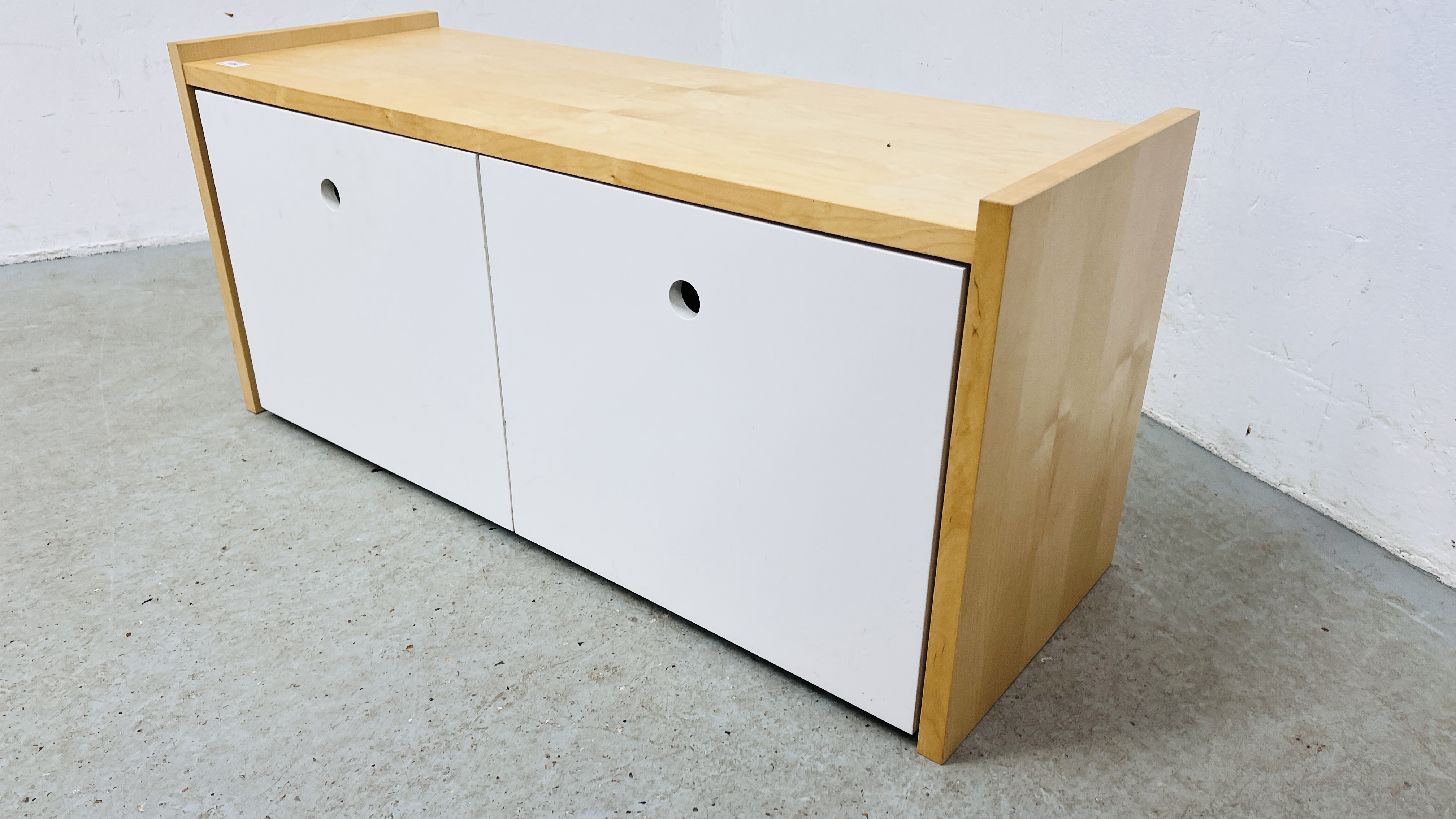 MODERN BEECHWOOD FINISH STORAGE UNIT WITH TWO ROLL OUT DRAWERS. - Image 3 of 6