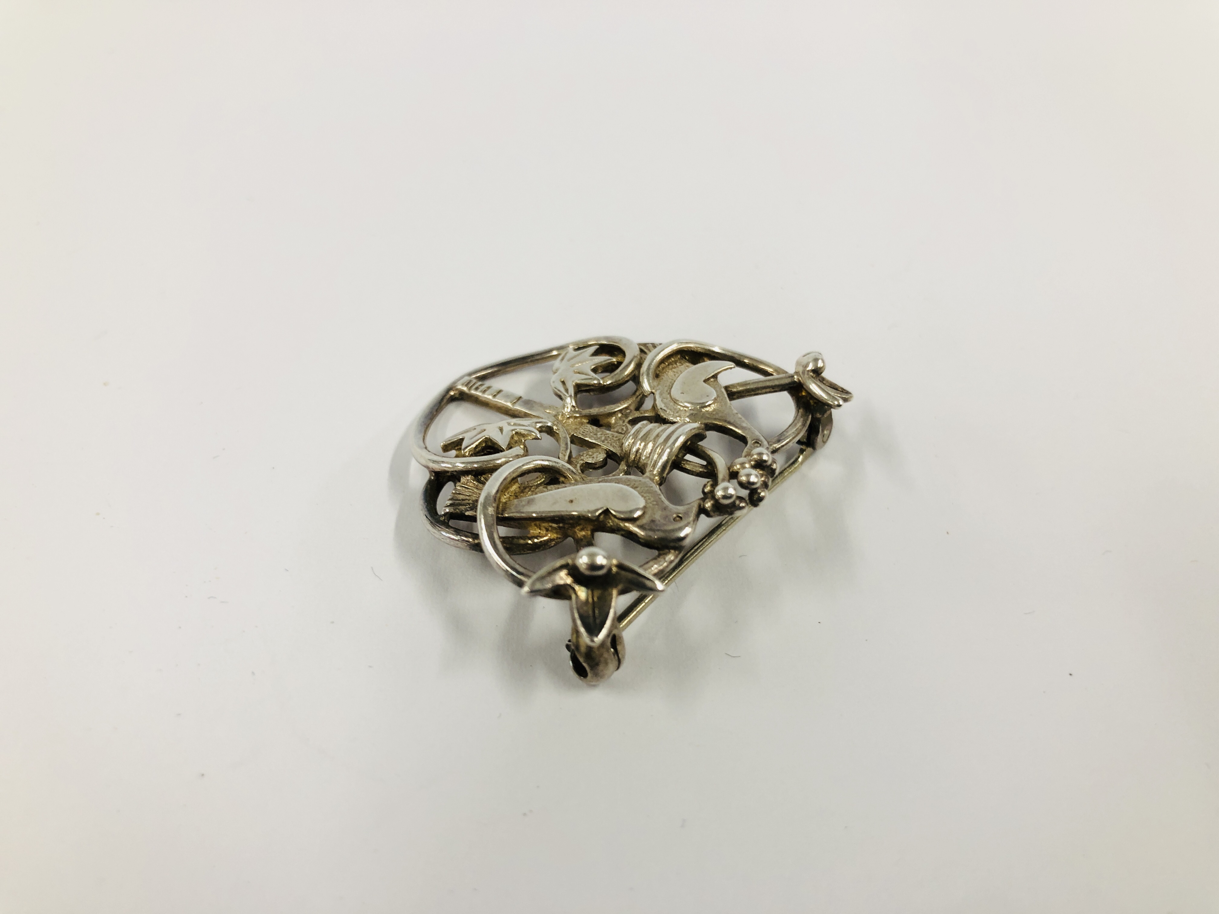 A VINTAGE DESIGNER SILVER BROOCH, - Image 3 of 7