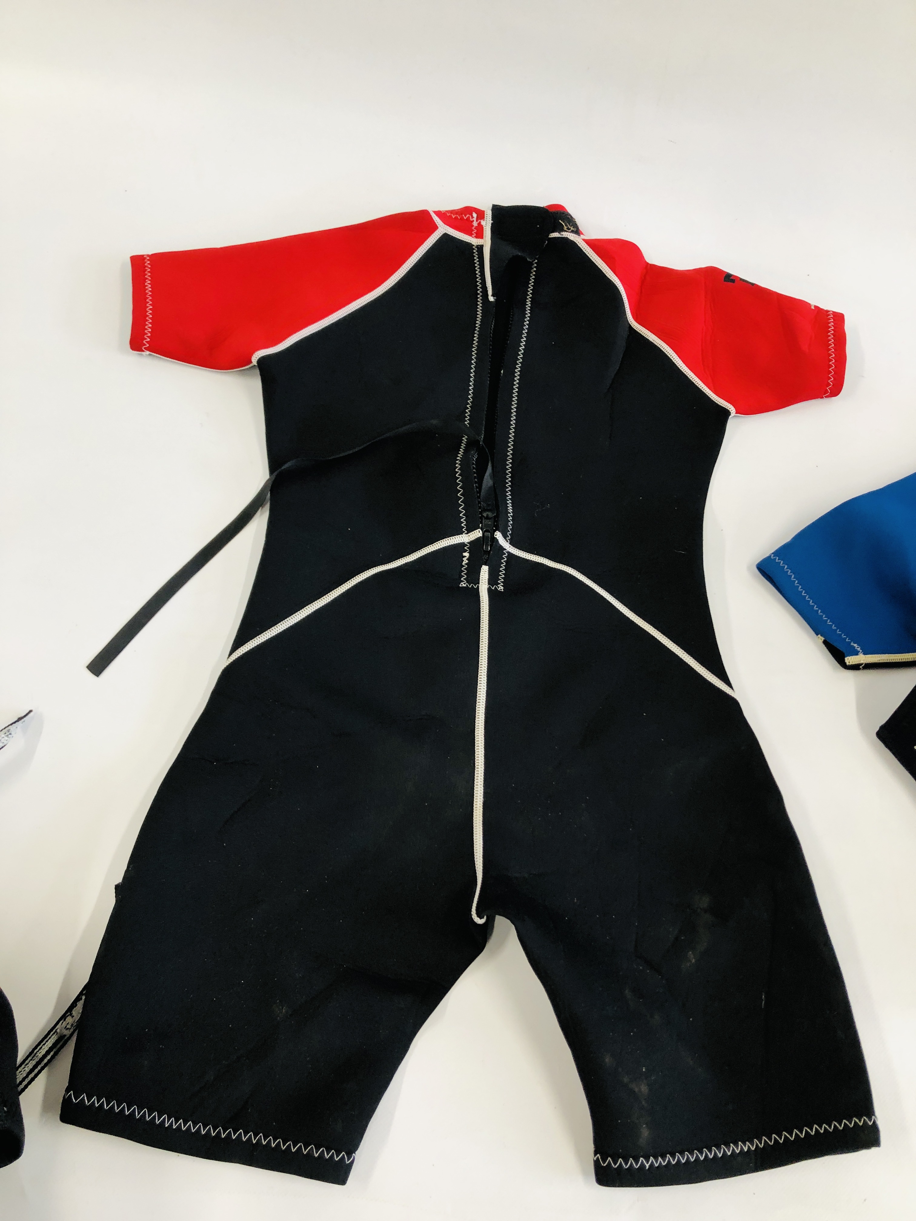 A GROUP OF 7 KIDS WET SUITS INCLUDING SIZES 11, 12 AND 8 + VARIOUS WATER SHOES. - Image 9 of 12