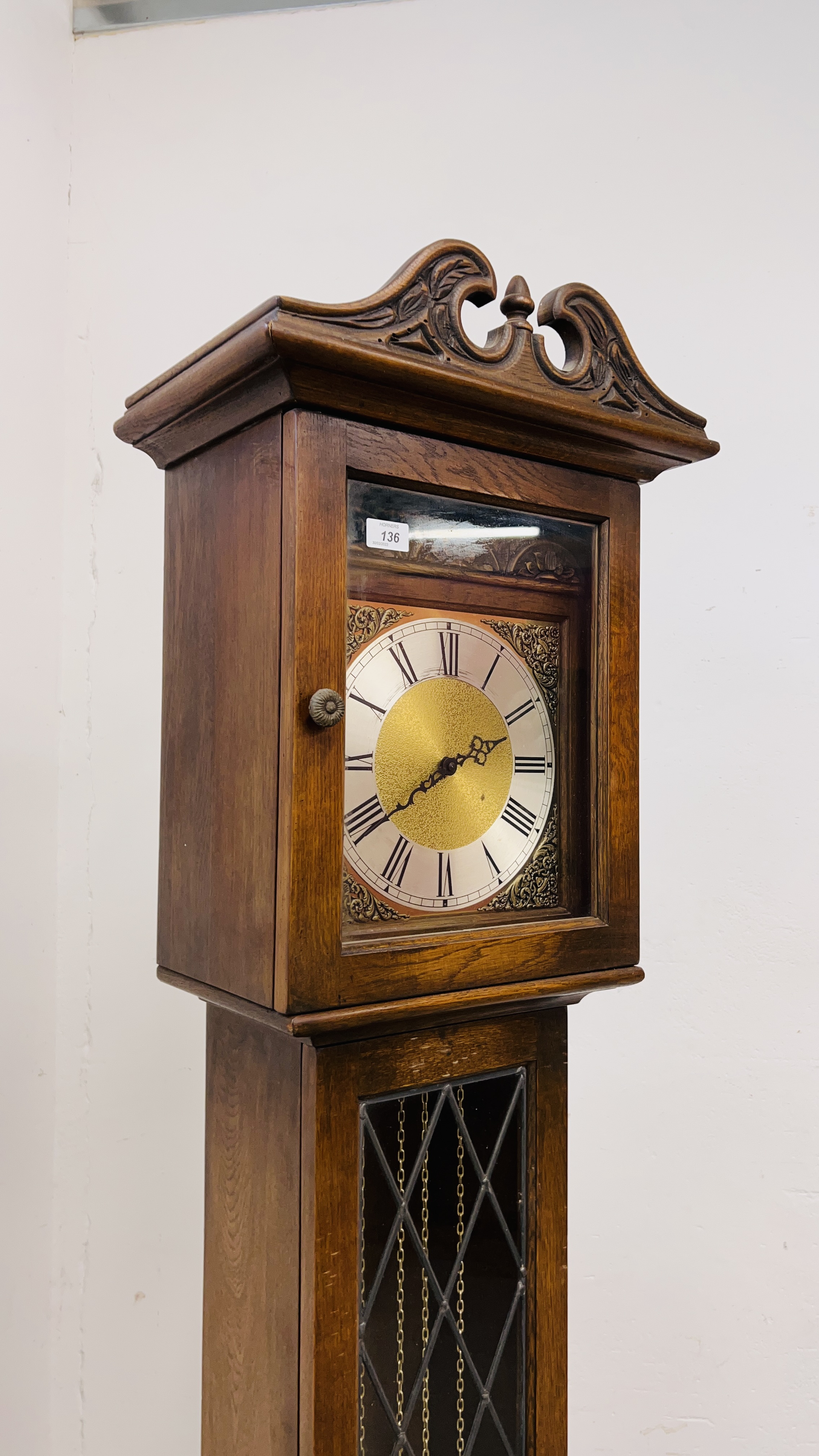 A REPRODUCTION OAK LONG CASE CLOCK WITH LINEN FOLD DETAIL. - Image 6 of 7