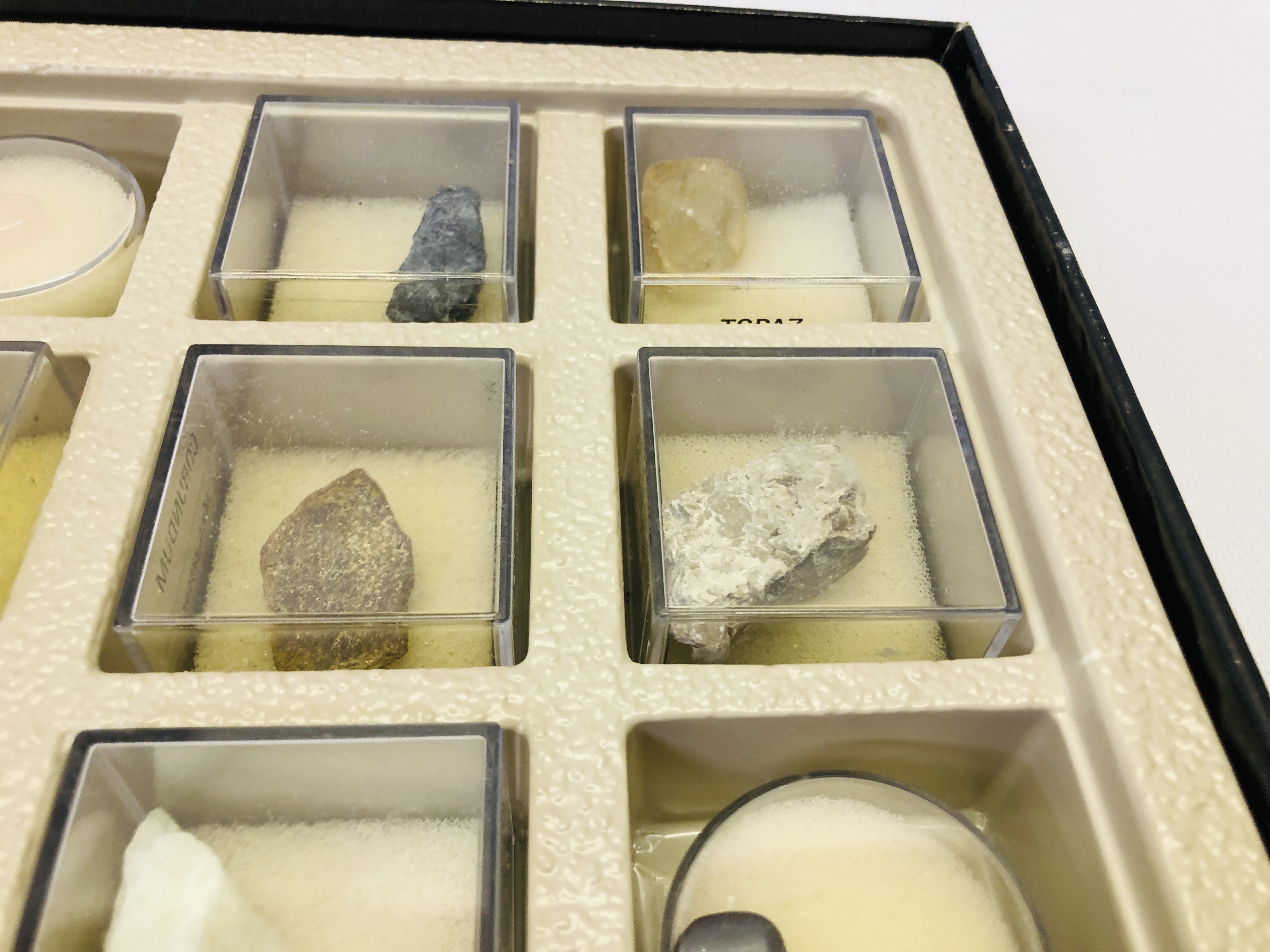 A COLLECTION OF ASSORTED MINERAL SAMPLES TO INCLUDE AQUAMARINE, TIGERS EYE, EMERALD, AMETHYST ETC. - Image 7 of 8