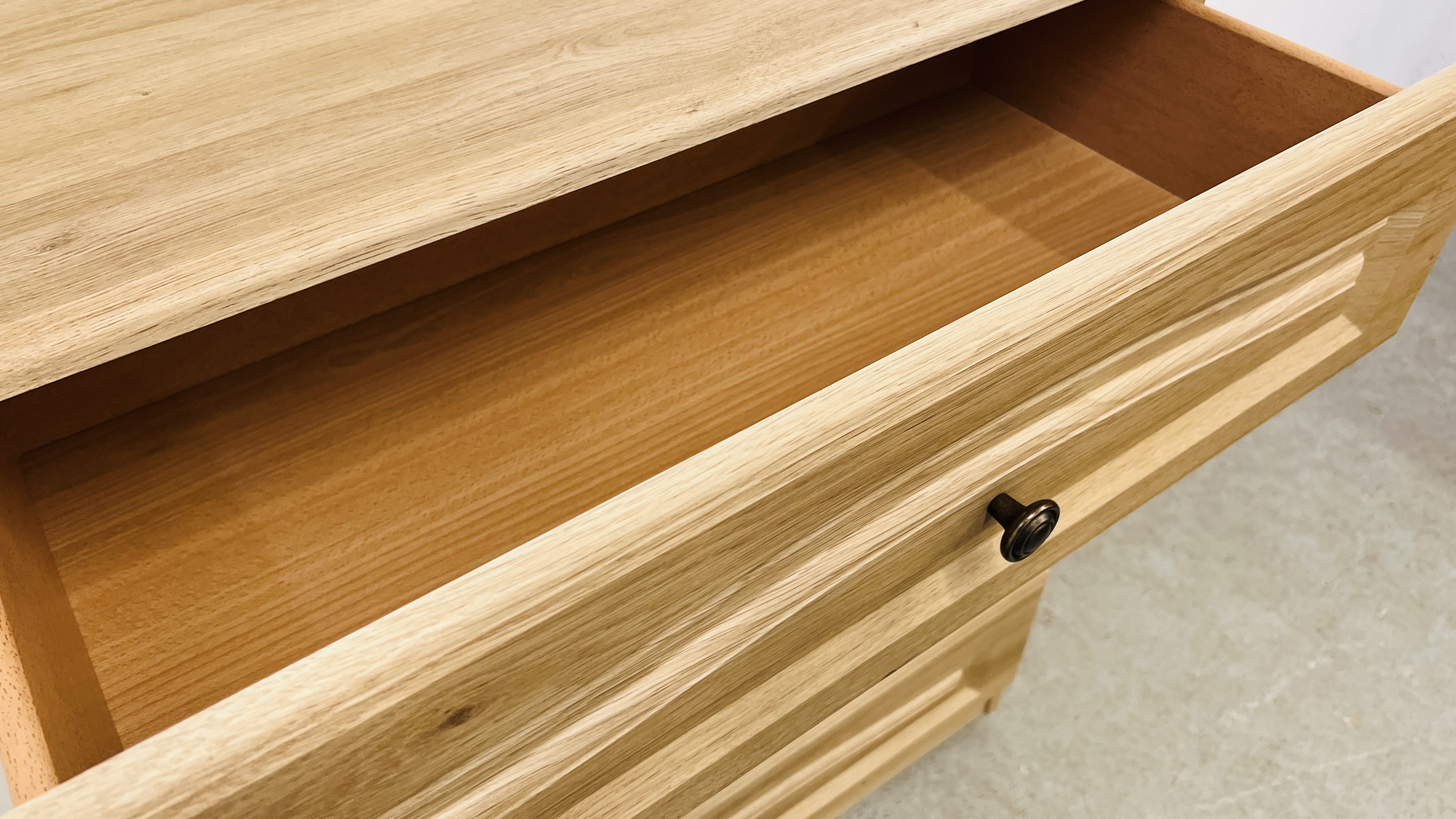 A MODERN LIGHT OAK FINISH FOUR DRAWER BEDROOM CHEST - W 77CM. D 41CM. H 93CM. - Image 8 of 9