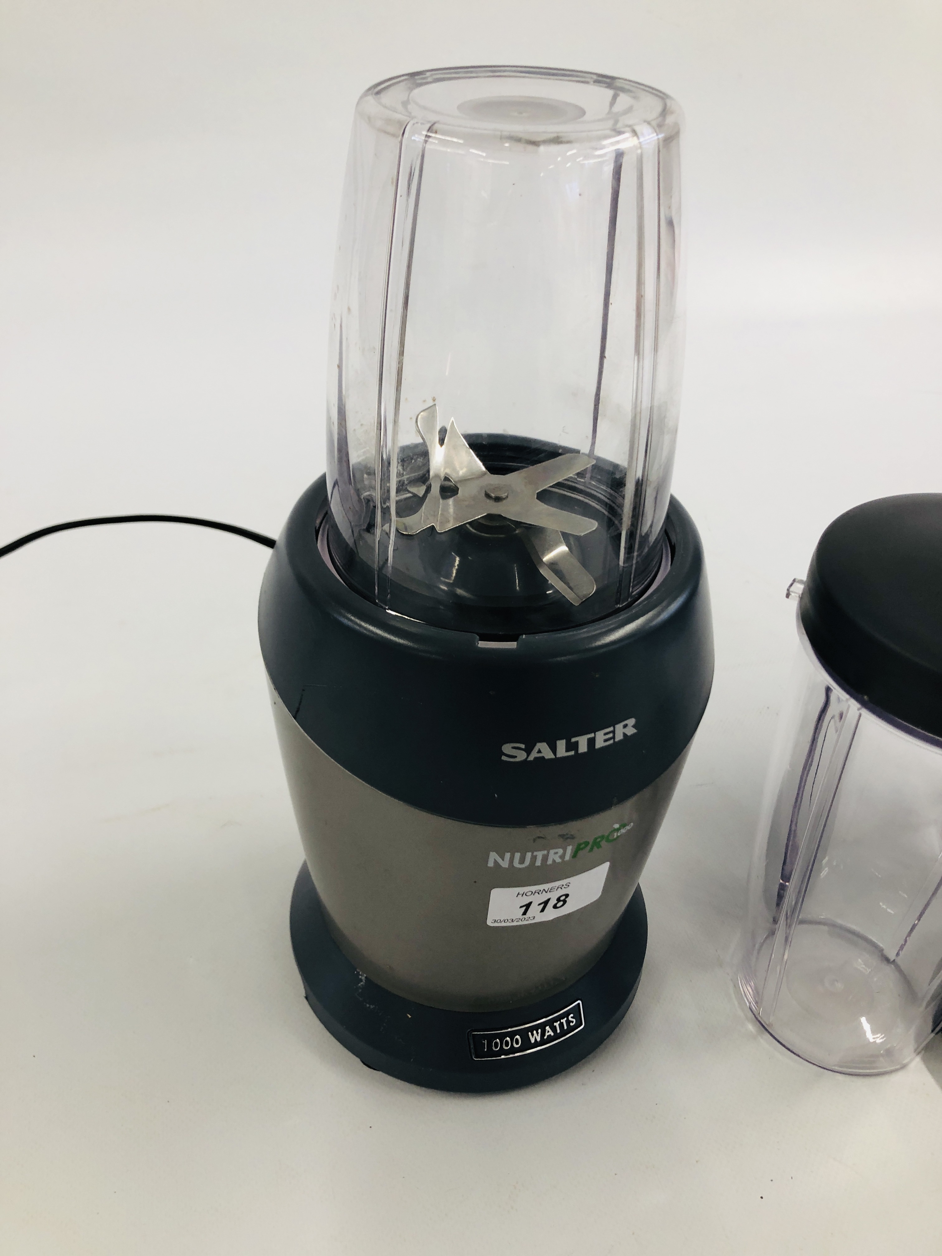 A SALTER NUTRI PRO 1000 WATT BLENDER WITH ACCESSORIES - SOLD AS SEEN. - Image 2 of 4