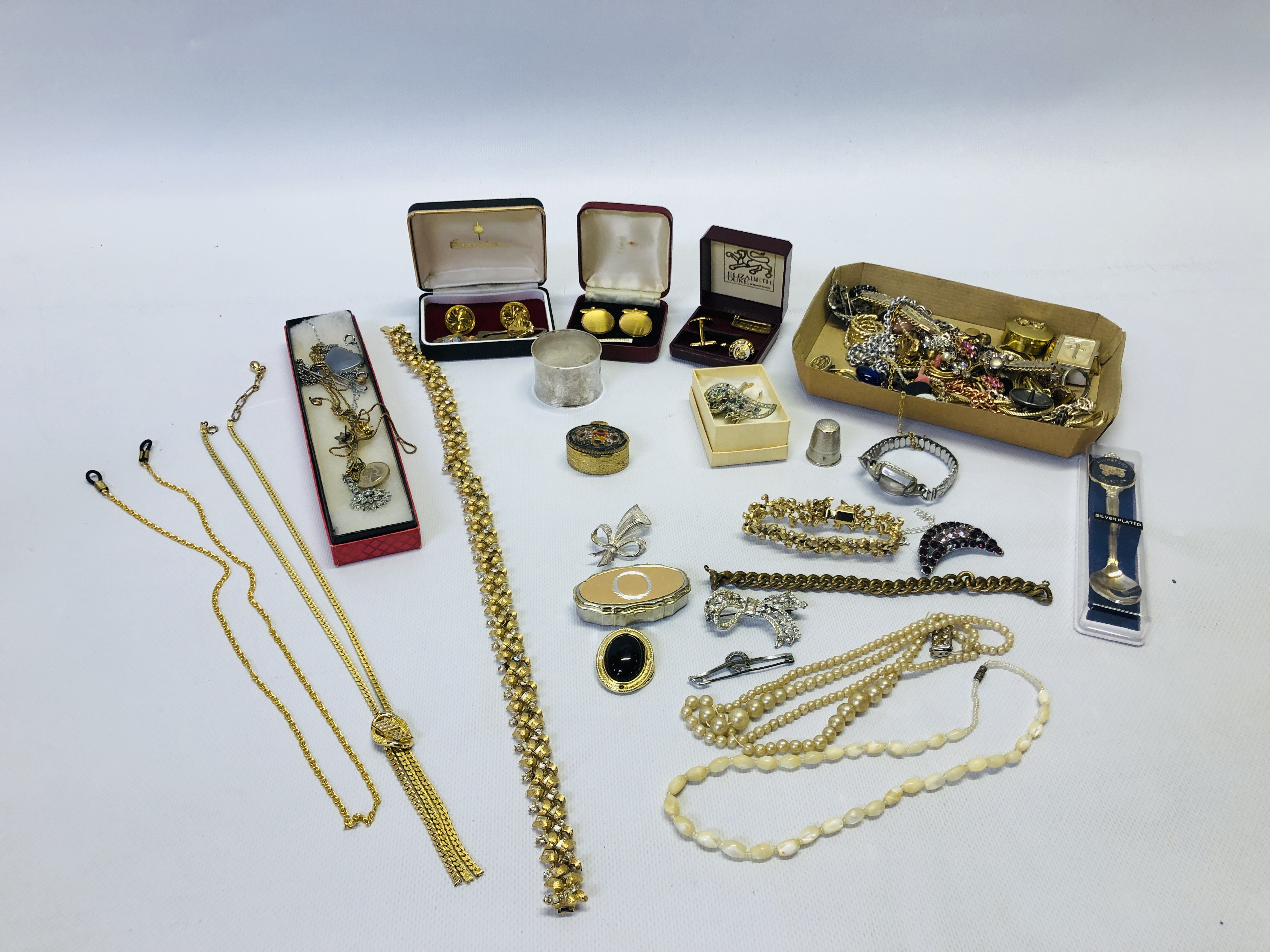 TIN OF ASSORTED VINTAGE COSTUME JEWELLERY TO INCLUDE BROOCHES, NECKLACES,