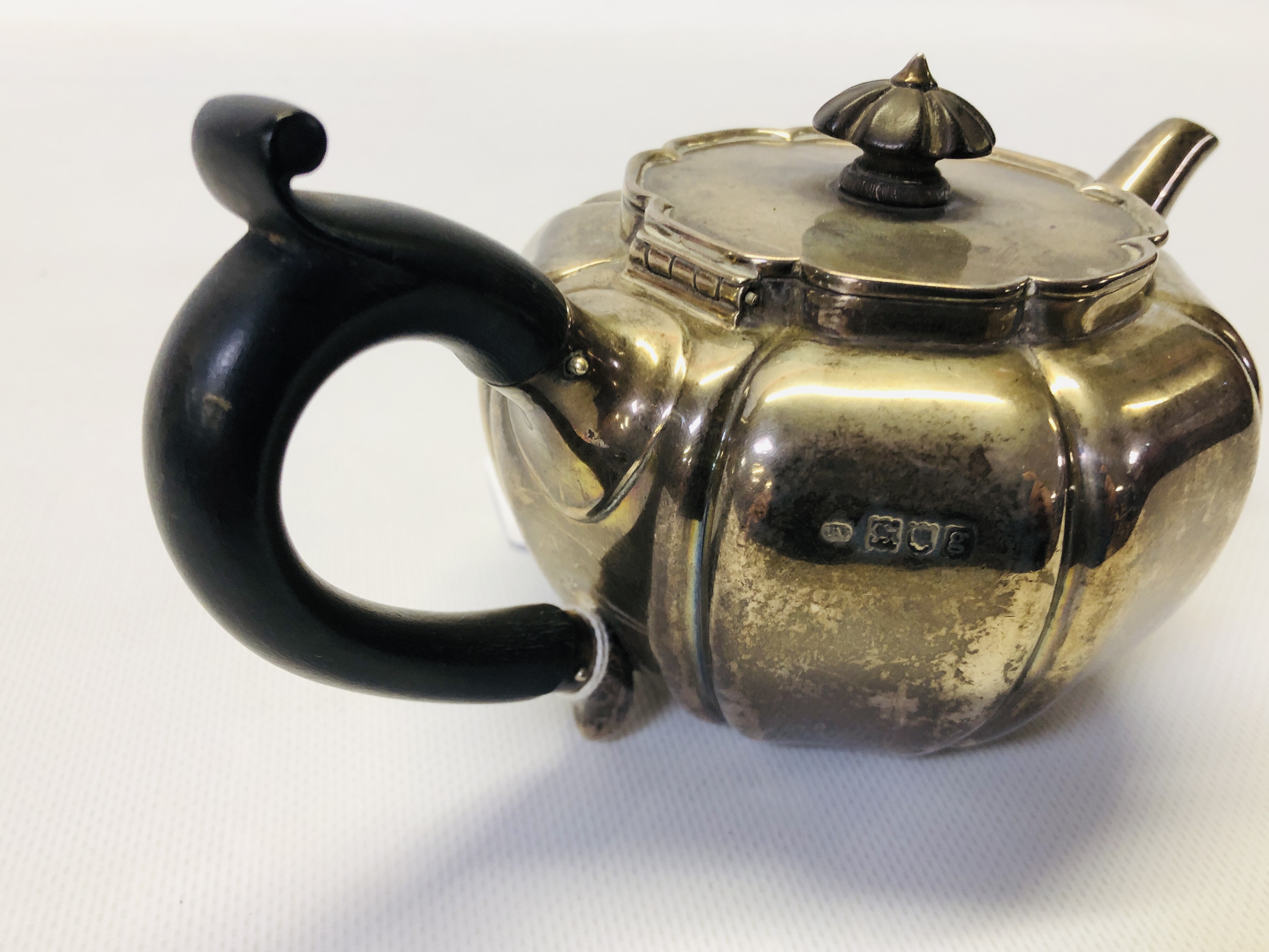 AN EDWARDIAN SILVER TEAPOT BY JOHN VANDER, LON. - Image 9 of 15