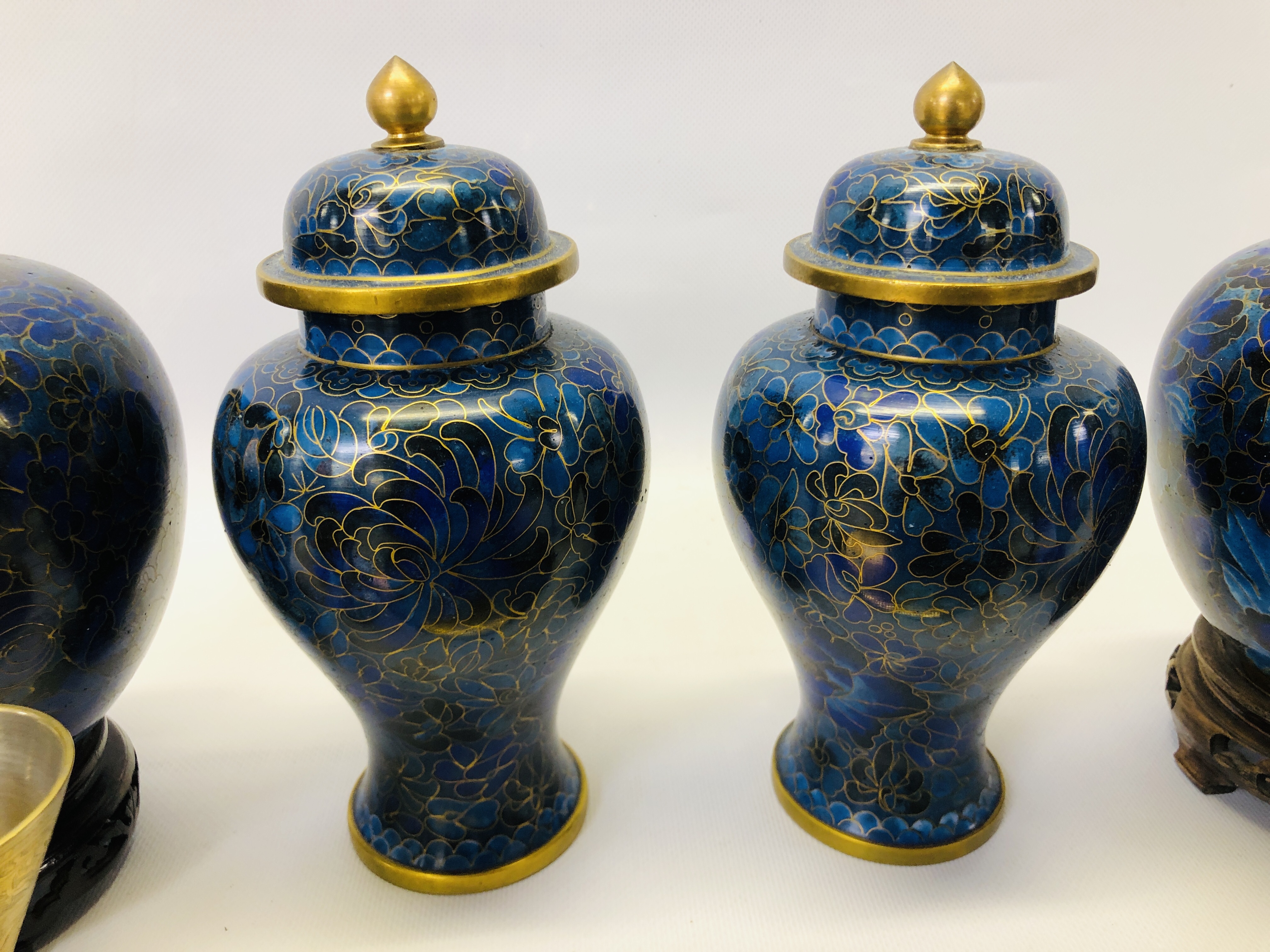 A PAIR OF ORIENTAL BRASS AND BLUE ENAMELLED CLOISONNE COVERED URNS H 20CM AND A PAIR OF MATCHING - Image 6 of 10