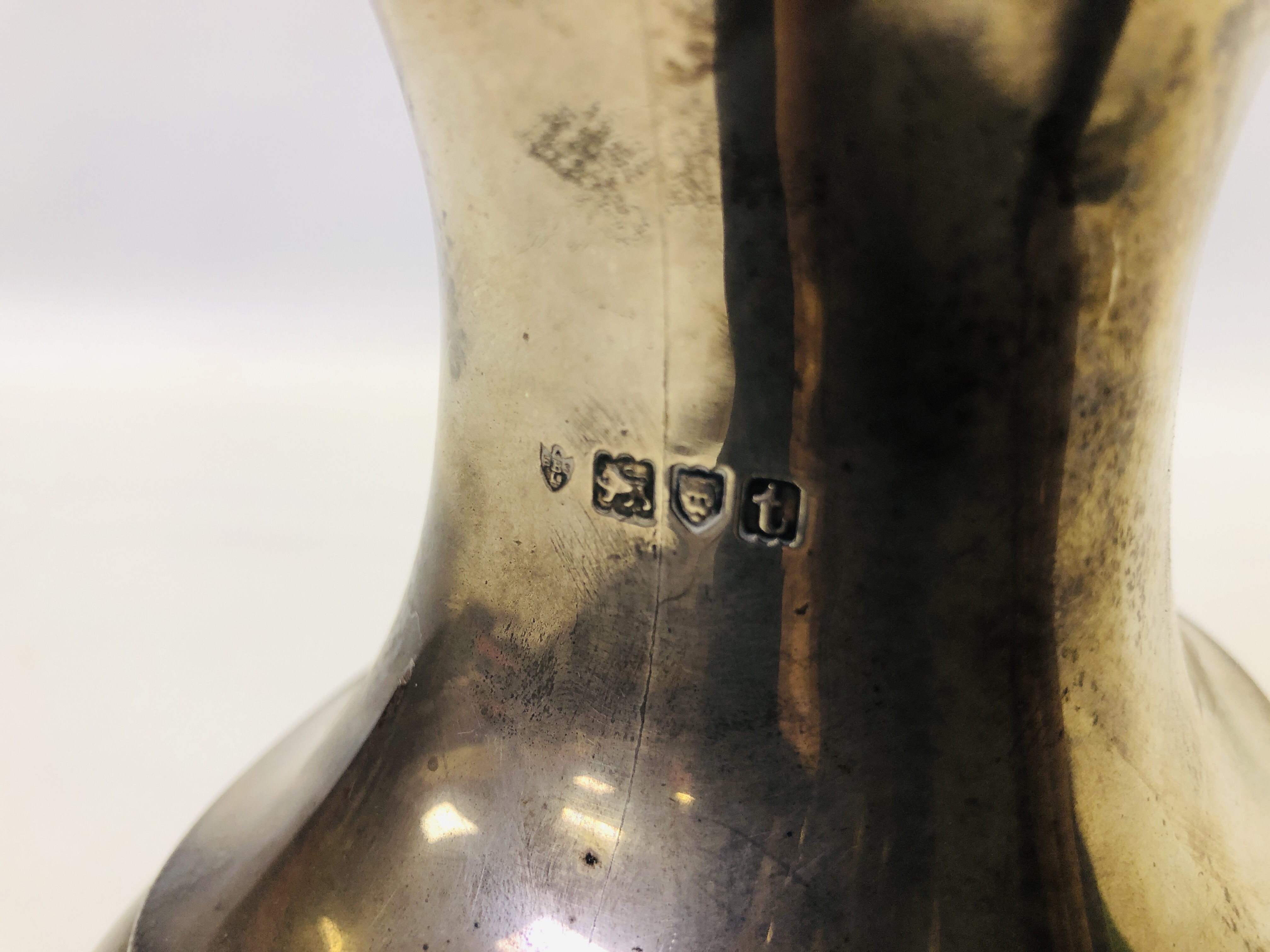 A SILVER COFFEE POT, HAVING AGADROONED BODY, BARNARD & SON, - Image 13 of 27