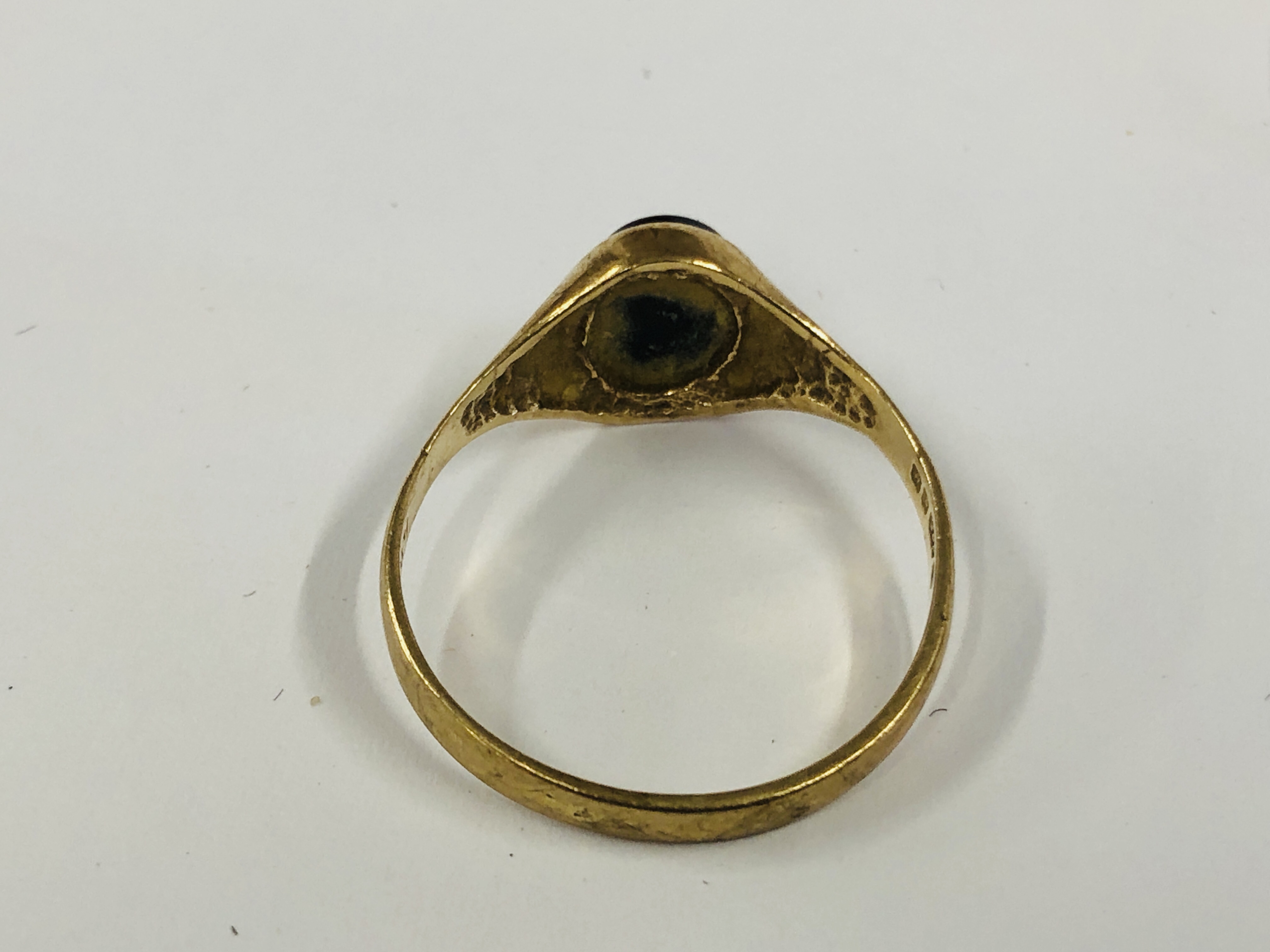 A GROUP OF 3 9CT GOLD RINGS TO INCLUDE A BLACK OVAL HARDSTONE EXAMPLE. - Image 8 of 12