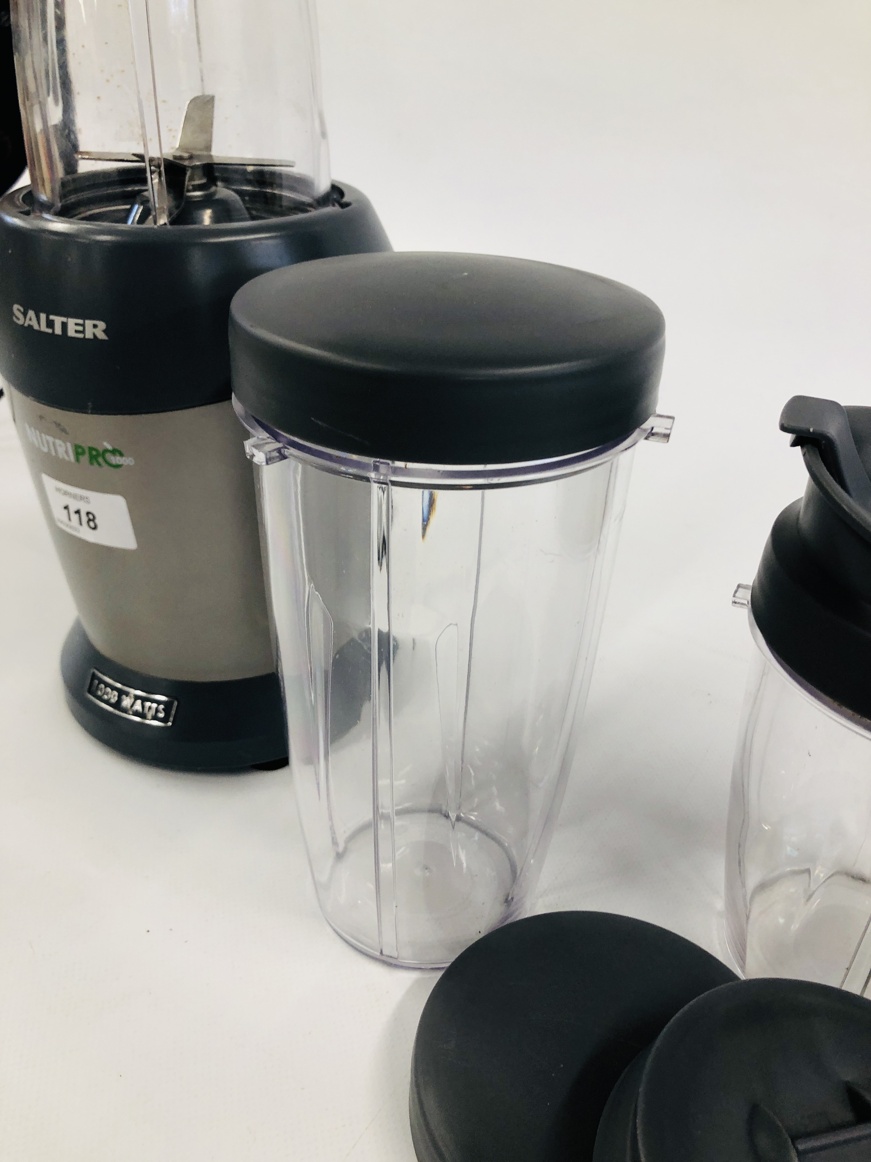 A SALTER NUTRI PRO 1000 WATT BLENDER WITH ACCESSORIES - SOLD AS SEEN. - Image 3 of 4