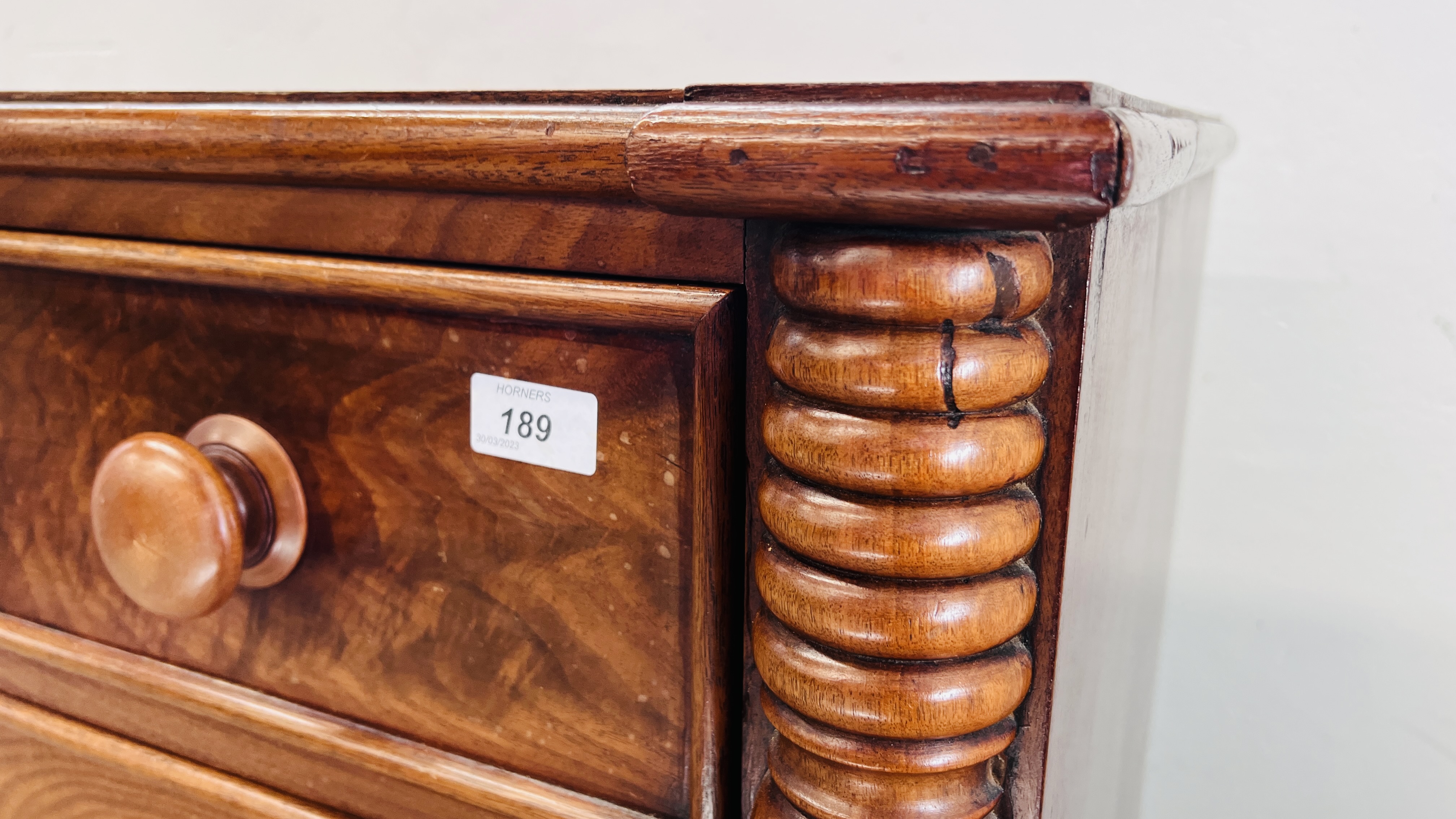 A VICTORIAN MAHOGANY FOUR DRAWER CHEST WITH SPLIT TURNED DETAIL W 106CM, D 51CM, H 98CM. - Image 9 of 12