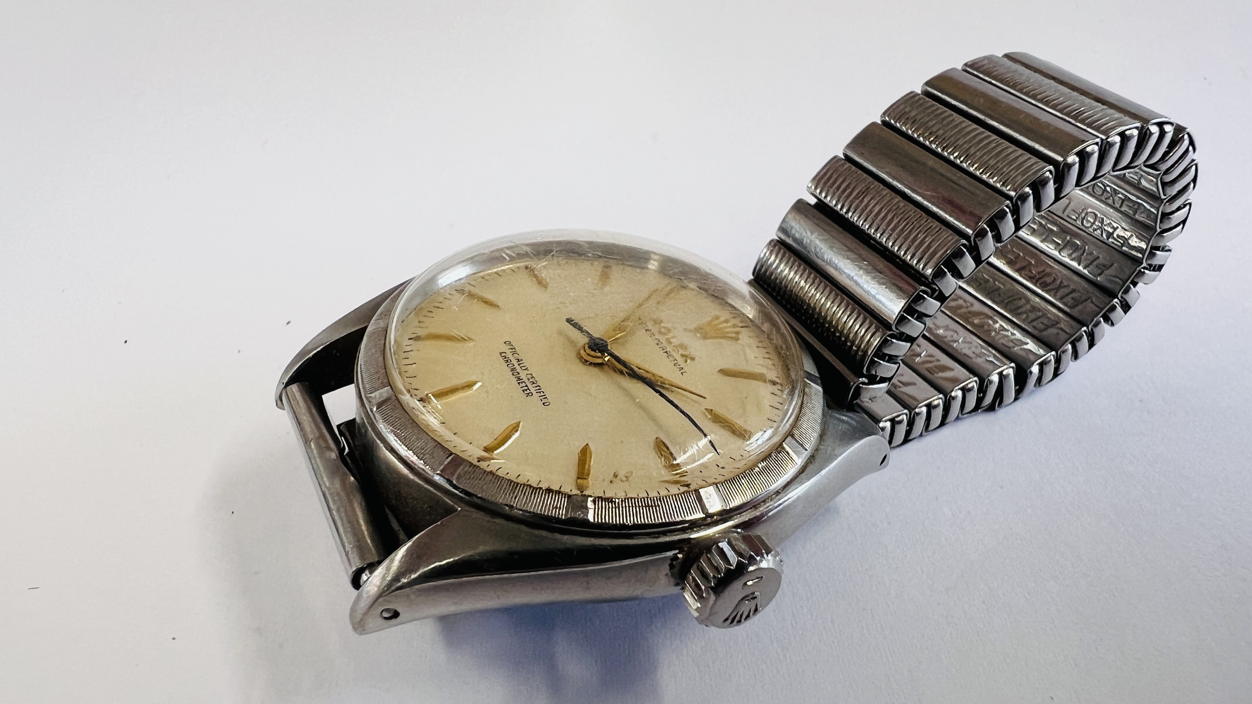 A 1960's ROLEX OYSTER PERPTUAL AUTOMATIC WRIST WATCH ON EXPANDABLE STRAP STAMPED 6085 MODEL F D E - Image 17 of 19