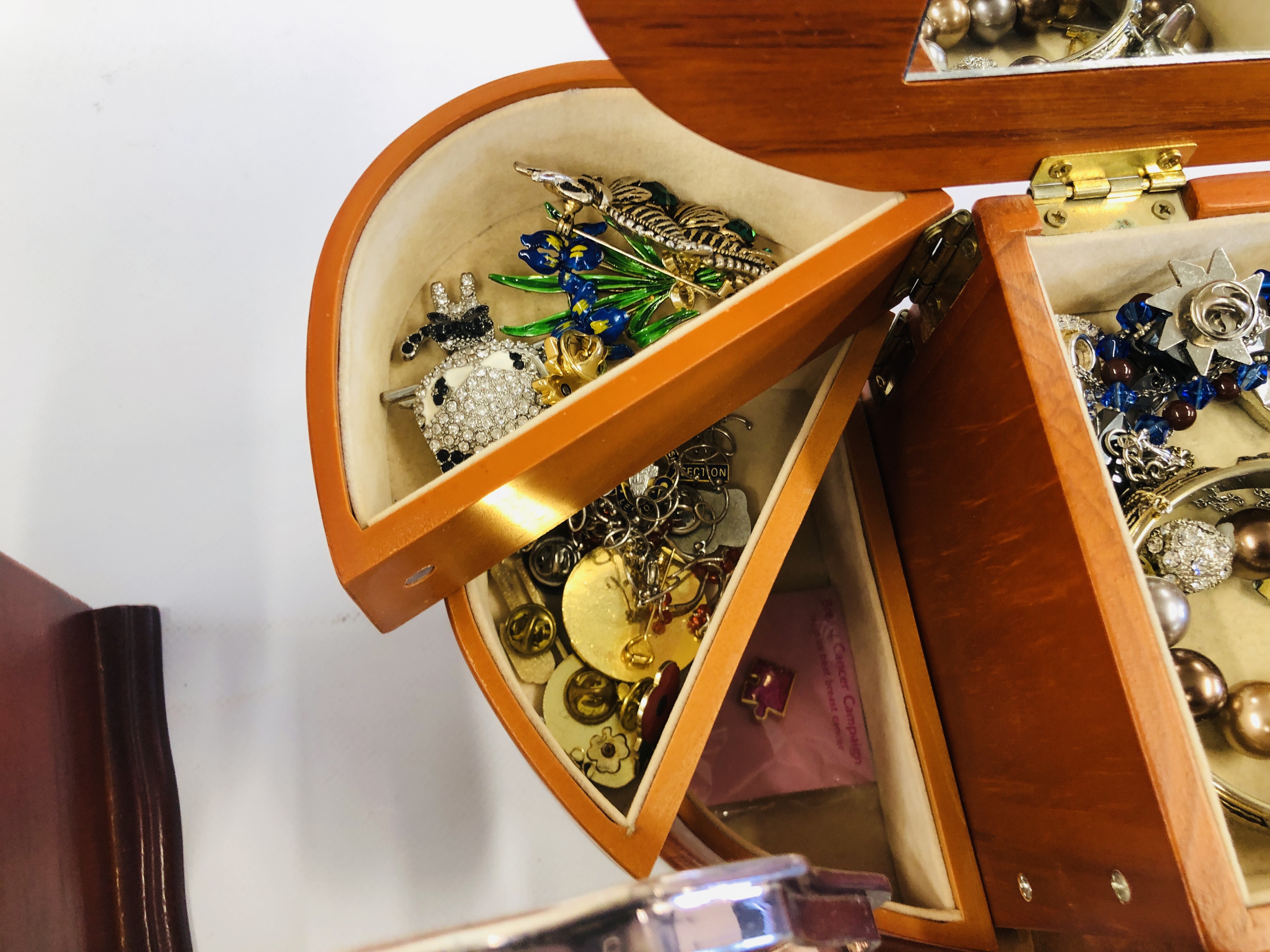 A GROUP OF 4 JEWELLERY BOXES AND CONTENTS TO INCLUDE AN EXTENSIVE COLLECTION OF COSTUME AND SILVER - Image 5 of 15