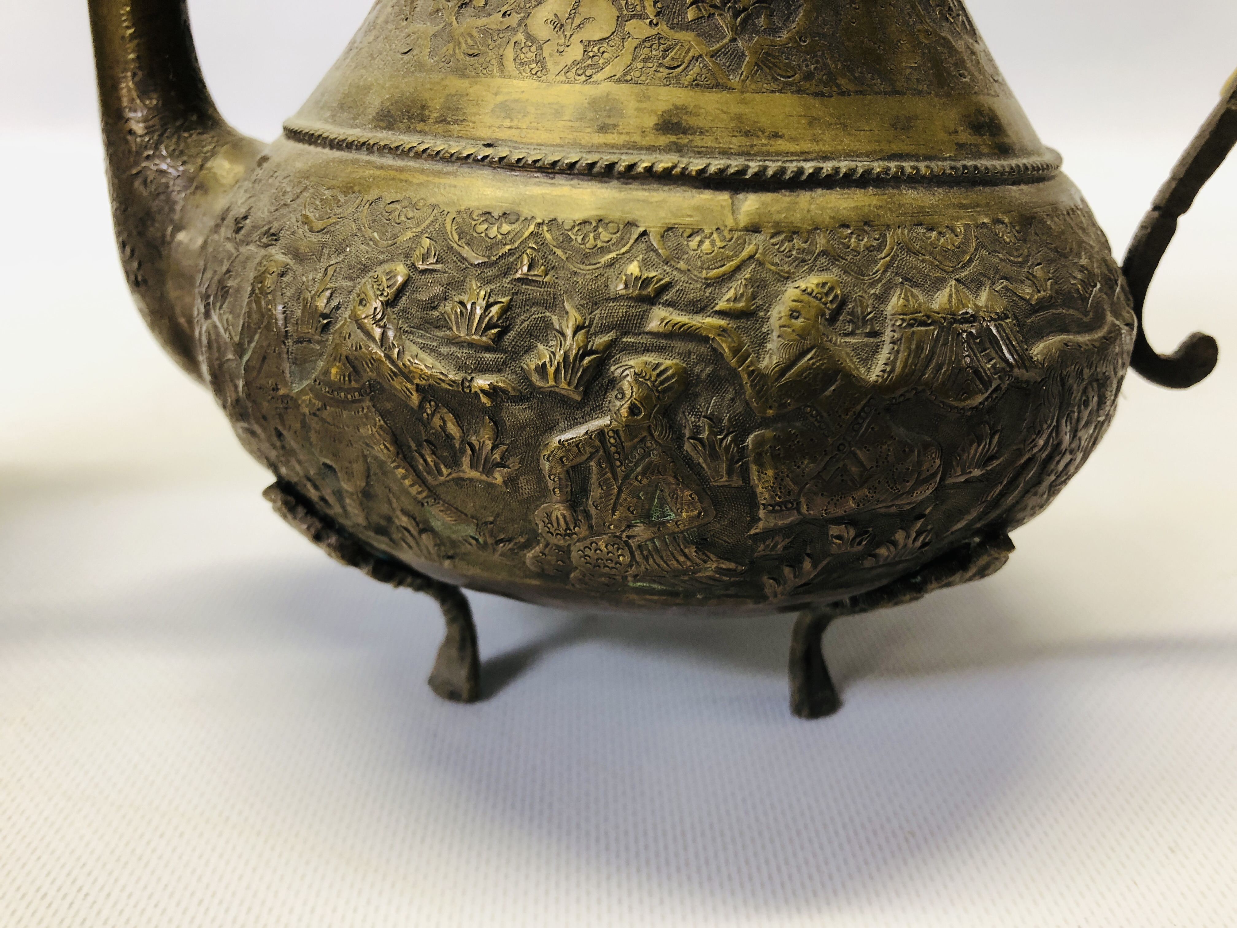 A VINTAGE MIDDLE EASTERN BRASS EWER ALONG WITH AN ELABORATE MIDDLE EASTERN BRASS COFFEE POT. - Image 4 of 21