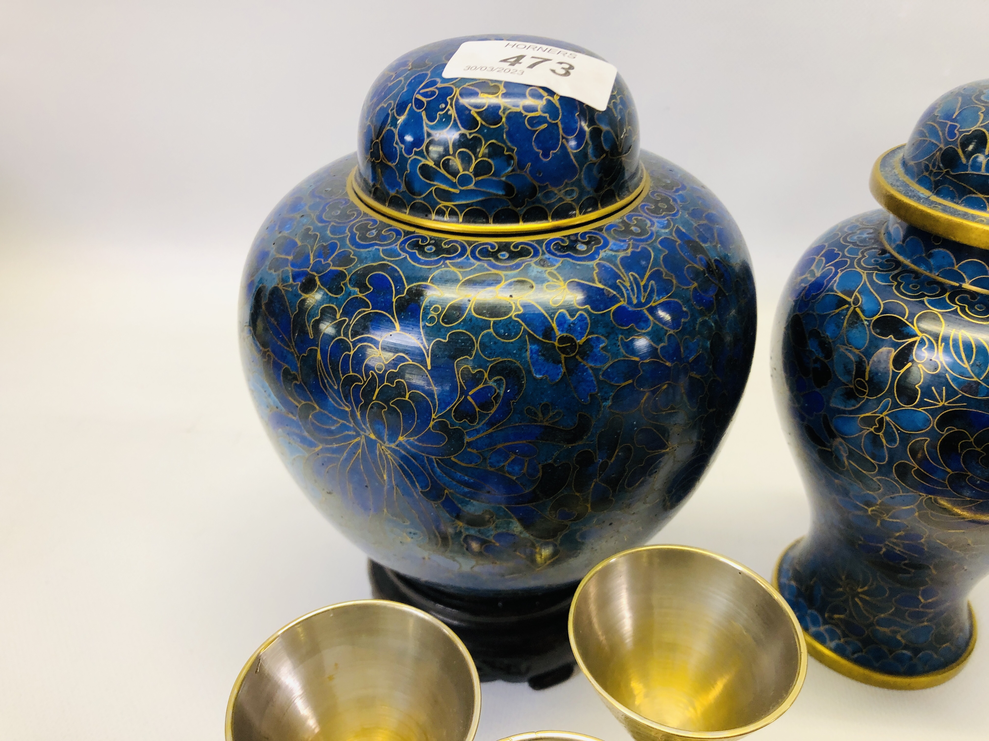 A PAIR OF ORIENTAL BRASS AND BLUE ENAMELLED CLOISONNE COVERED URNS H 20CM AND A PAIR OF MATCHING - Image 5 of 10