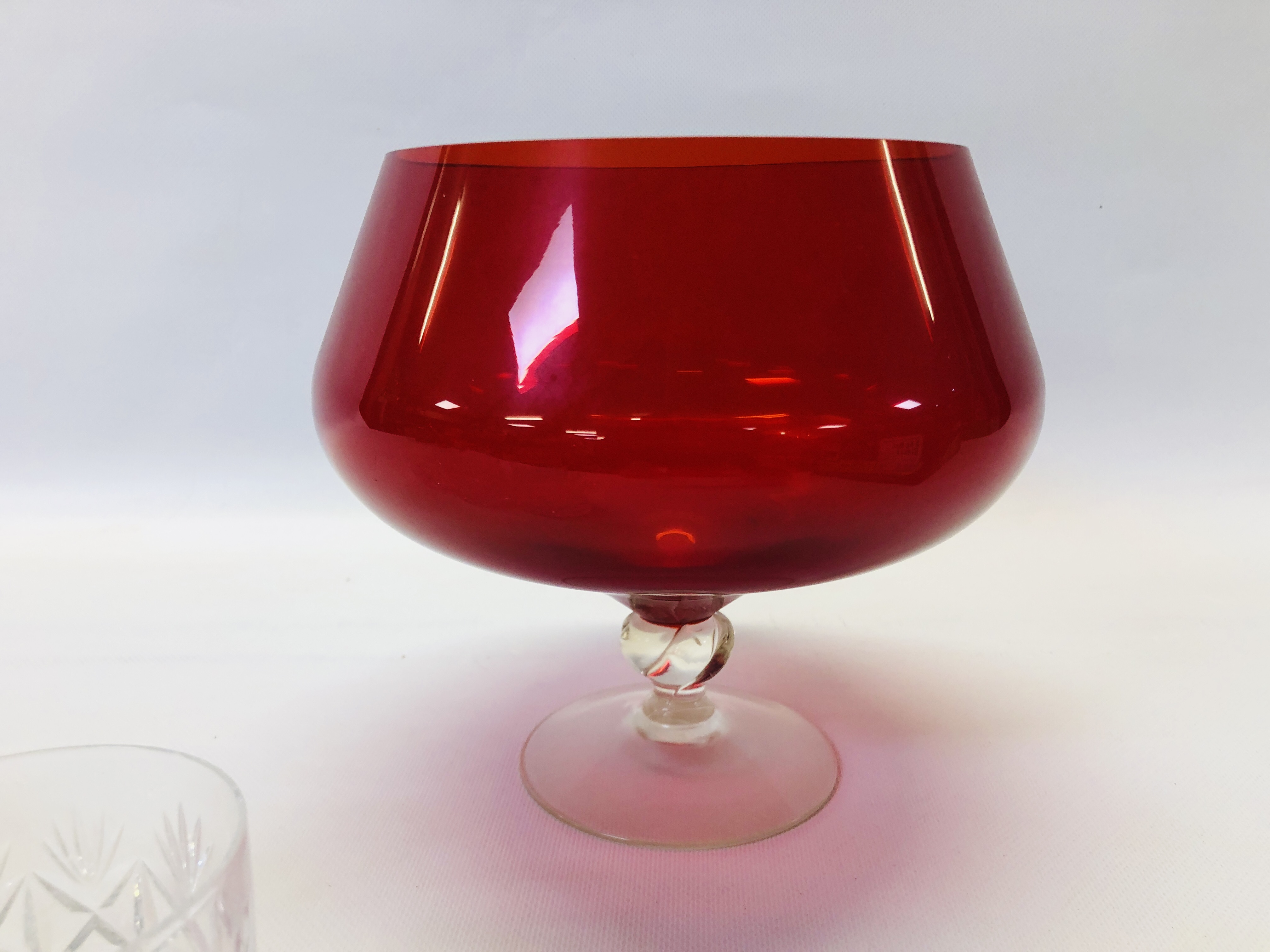 A LARGE ART GLASS PAPERWEIGHT H 12CM ALONG WITH A SET OF 6 CRYSTAL TUMBLERS + RED GLASS SINGLE - Image 3 of 5