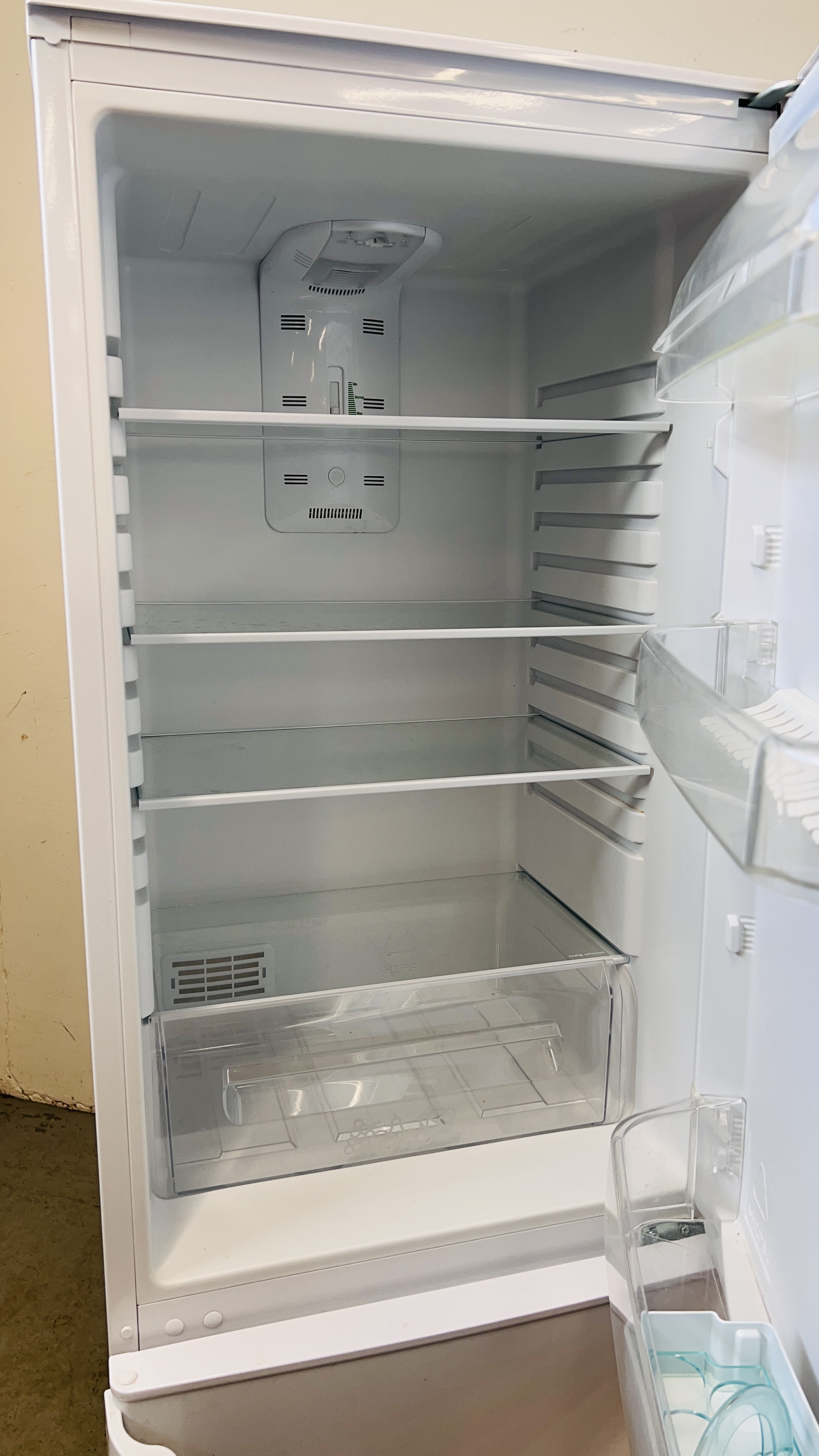 ZANUSSI FRIDGE FREEZER - SOLD AS SEEN. - Image 7 of 8