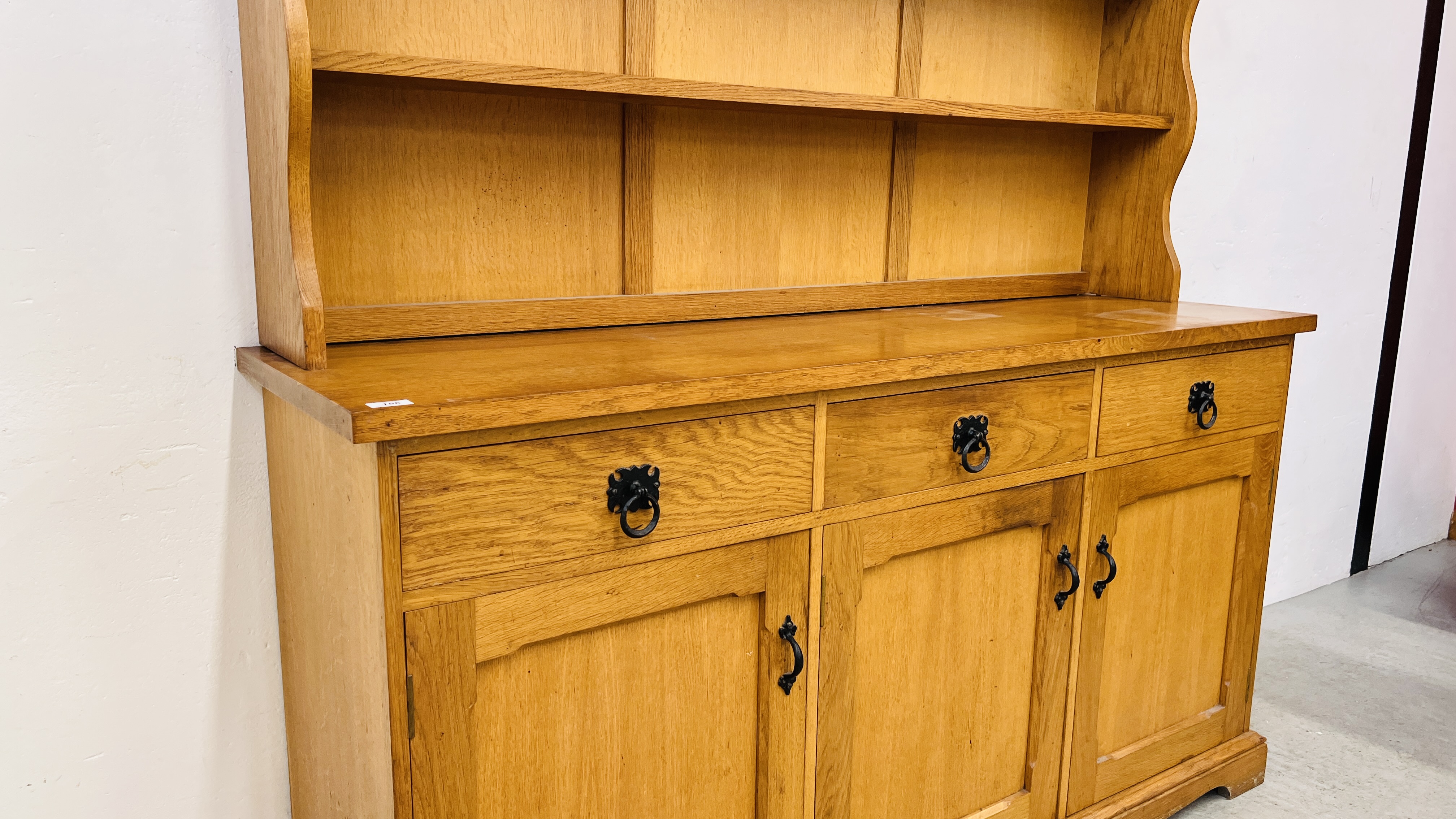 A HEAVY LIGHT OAK FINISH THREE DRAWER THREE DOOR WELSH STYLE DRESSER LENGTH 162CM. DEPTH 46CM. - Image 4 of 10