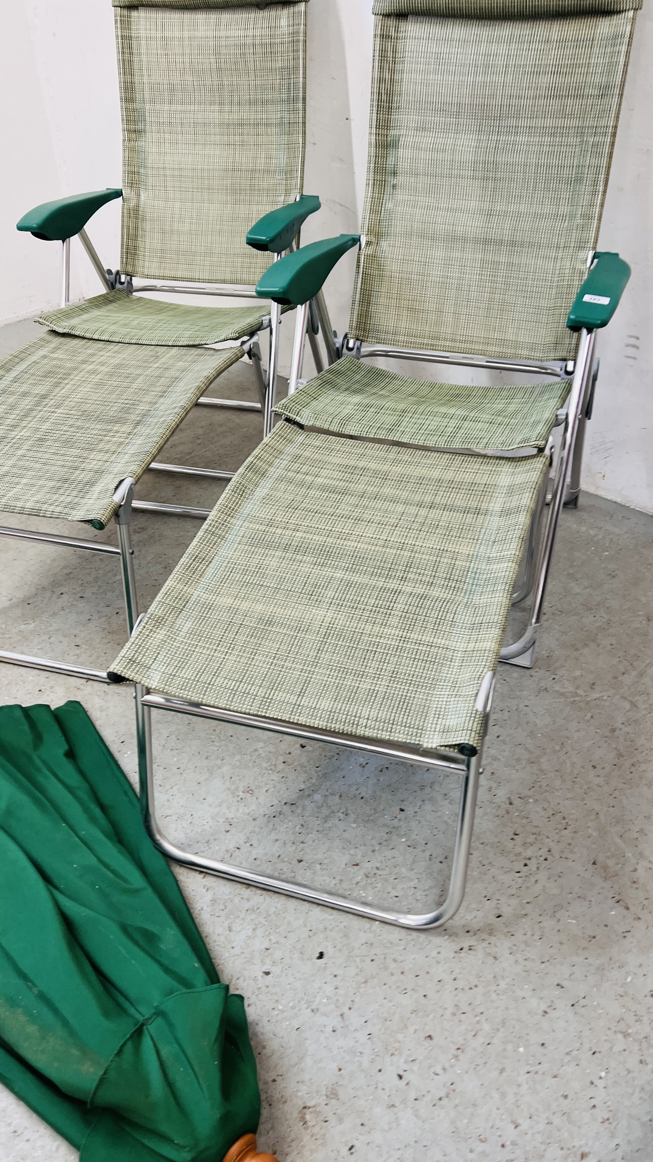 A PAIR OF ALUMINIUM FRAMED FOLDING SUN CHAIRS WITH MATCHING FOLDING FOOT RESTS AND GARDEN PARASOL. - Image 3 of 10