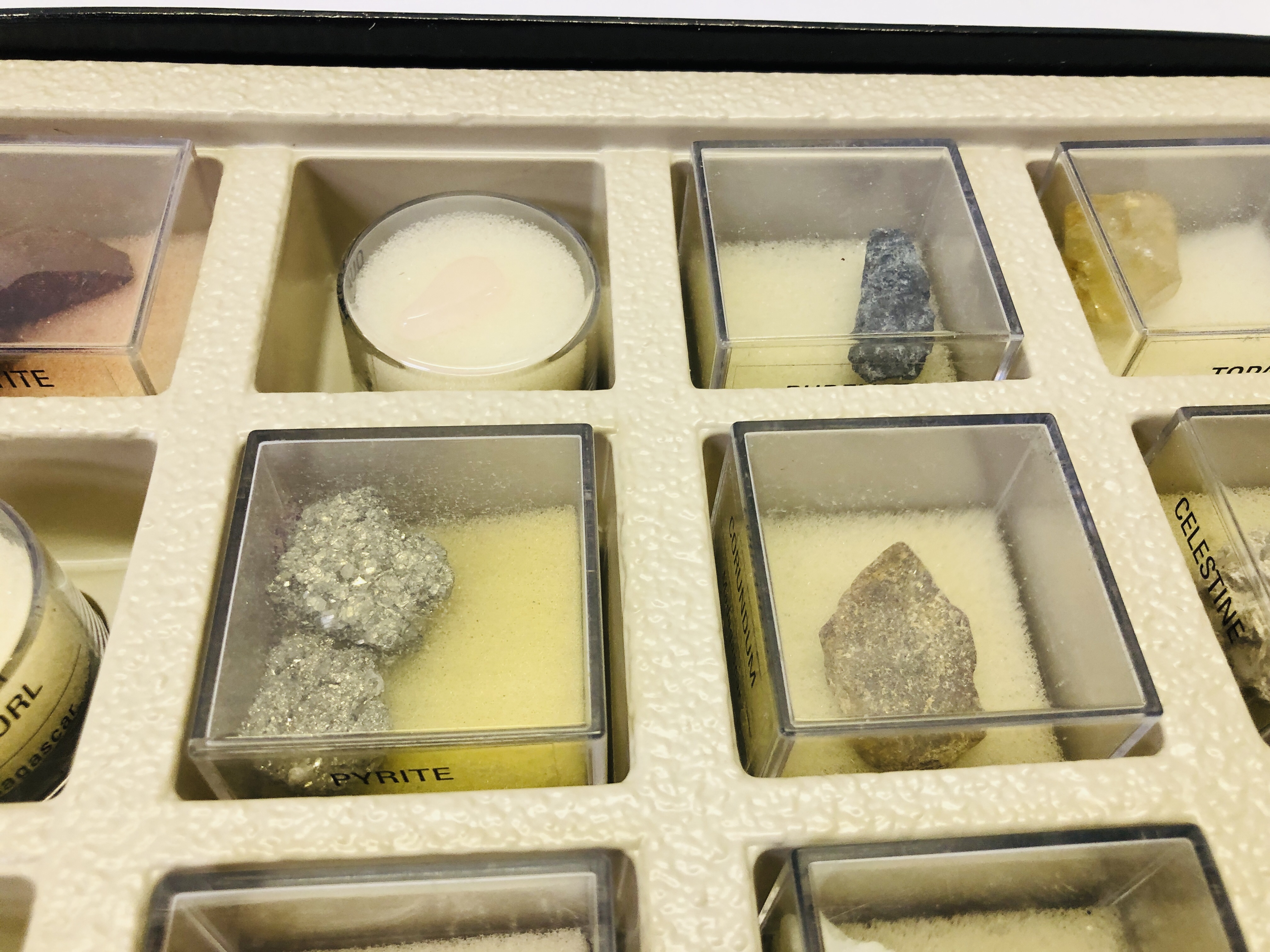 A COLLECTION OF ASSORTED MINERAL SAMPLES TO INCLUDE AQUAMARINE, TIGERS EYE, EMERALD, AMETHYST ETC. - Image 6 of 8