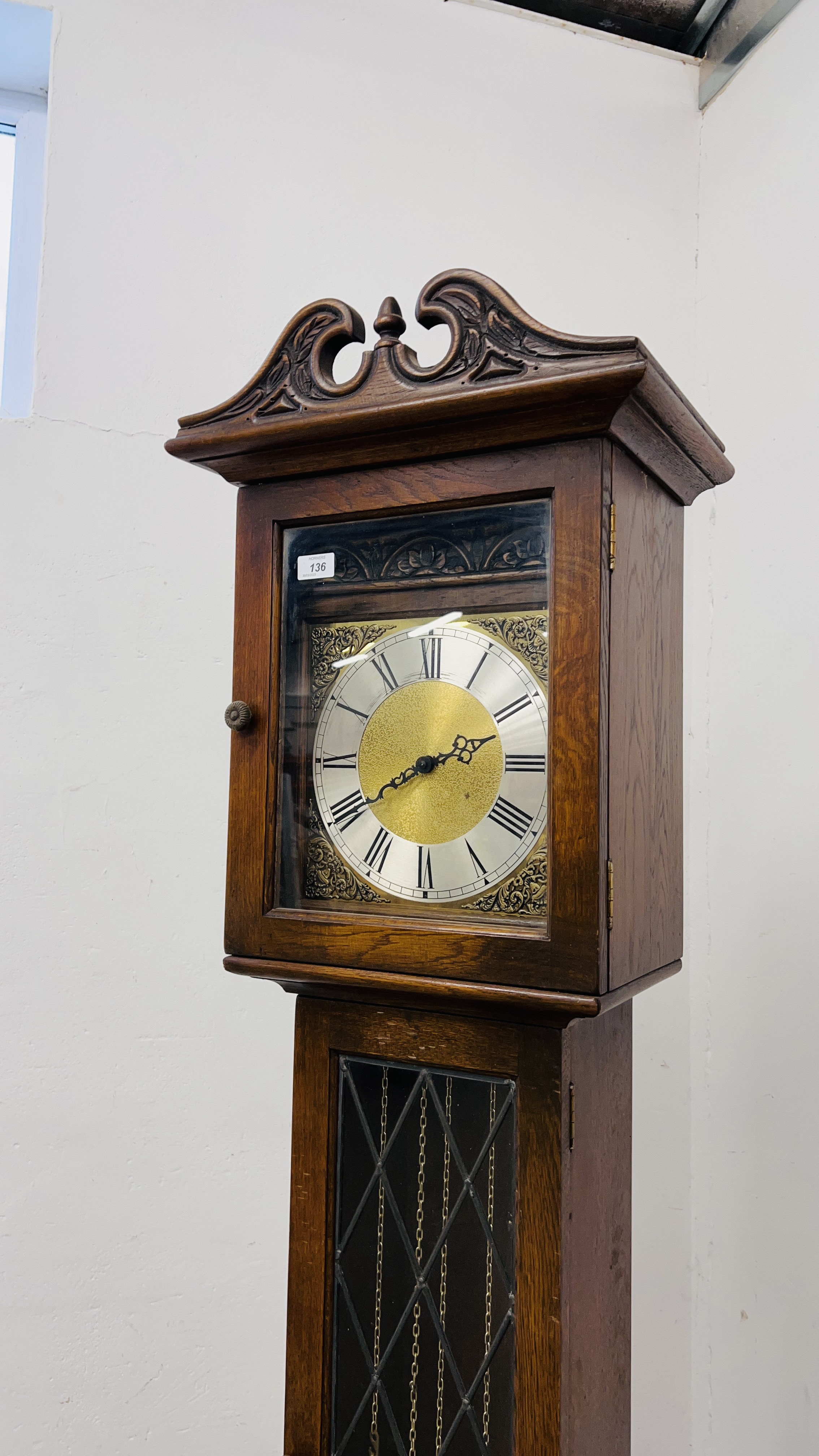 A REPRODUCTION OAK LONG CASE CLOCK WITH LINEN FOLD DETAIL. - Image 3 of 7