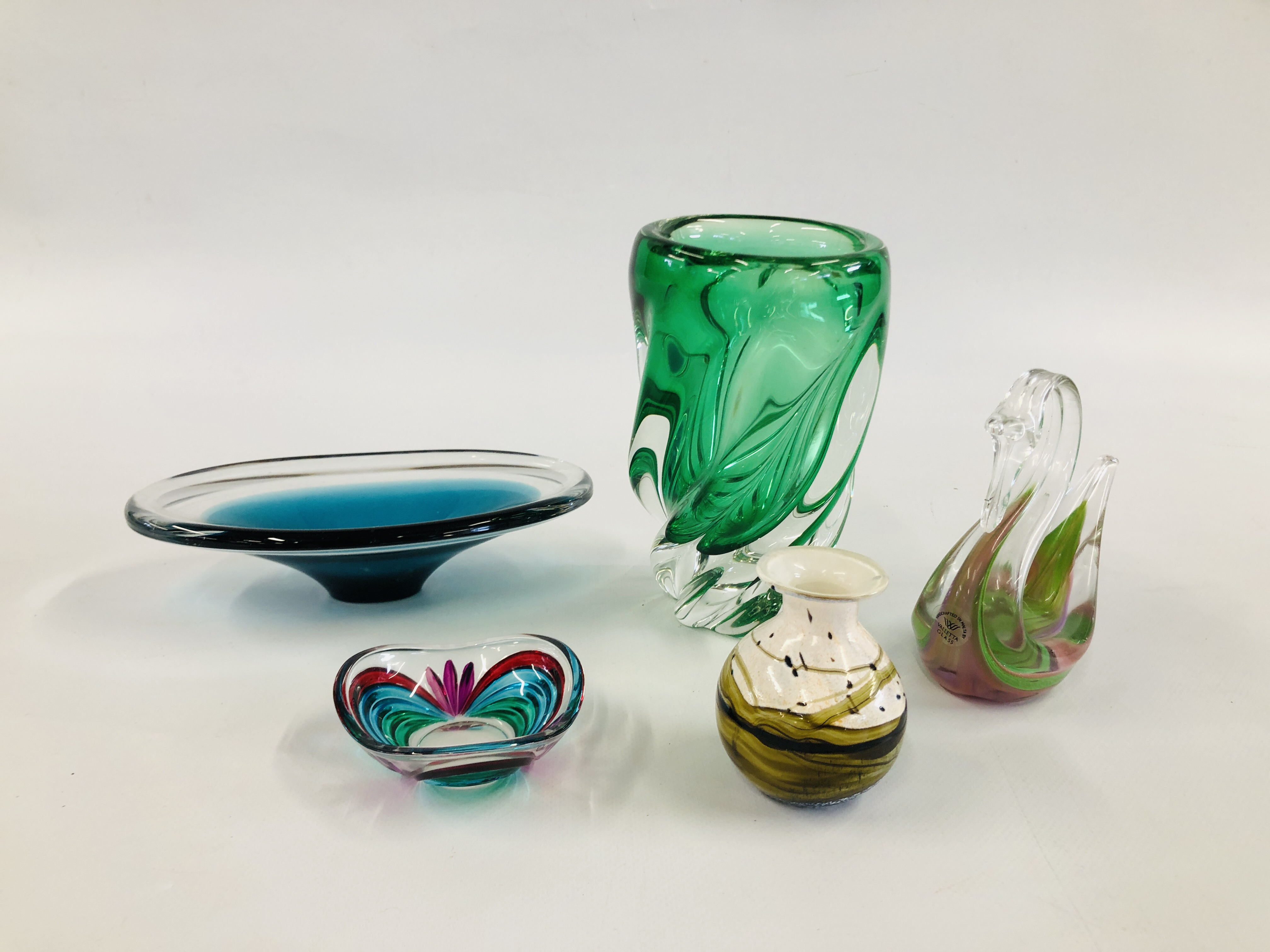 A GROUP OF ART GLASS TO INCLUDE A SMALL STUDIO GLASS VASE MARKED "GOZO" H 7.5CM.