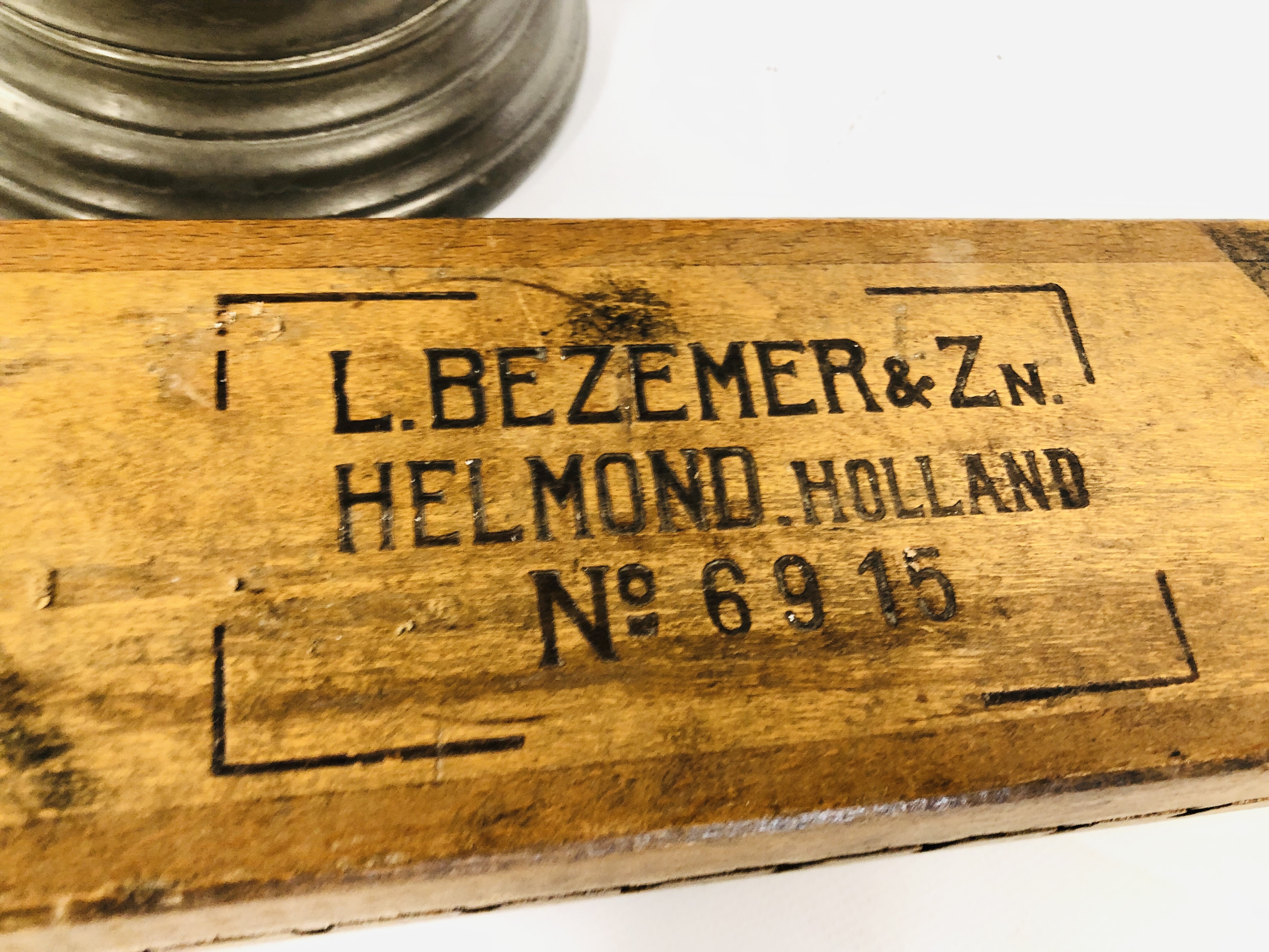 A VINTAGE 20 SECTION WOODEN CIGAR PRESS "L. BEZEMER & ZN HELMOND HOLLAND" NO. - Image 4 of 7