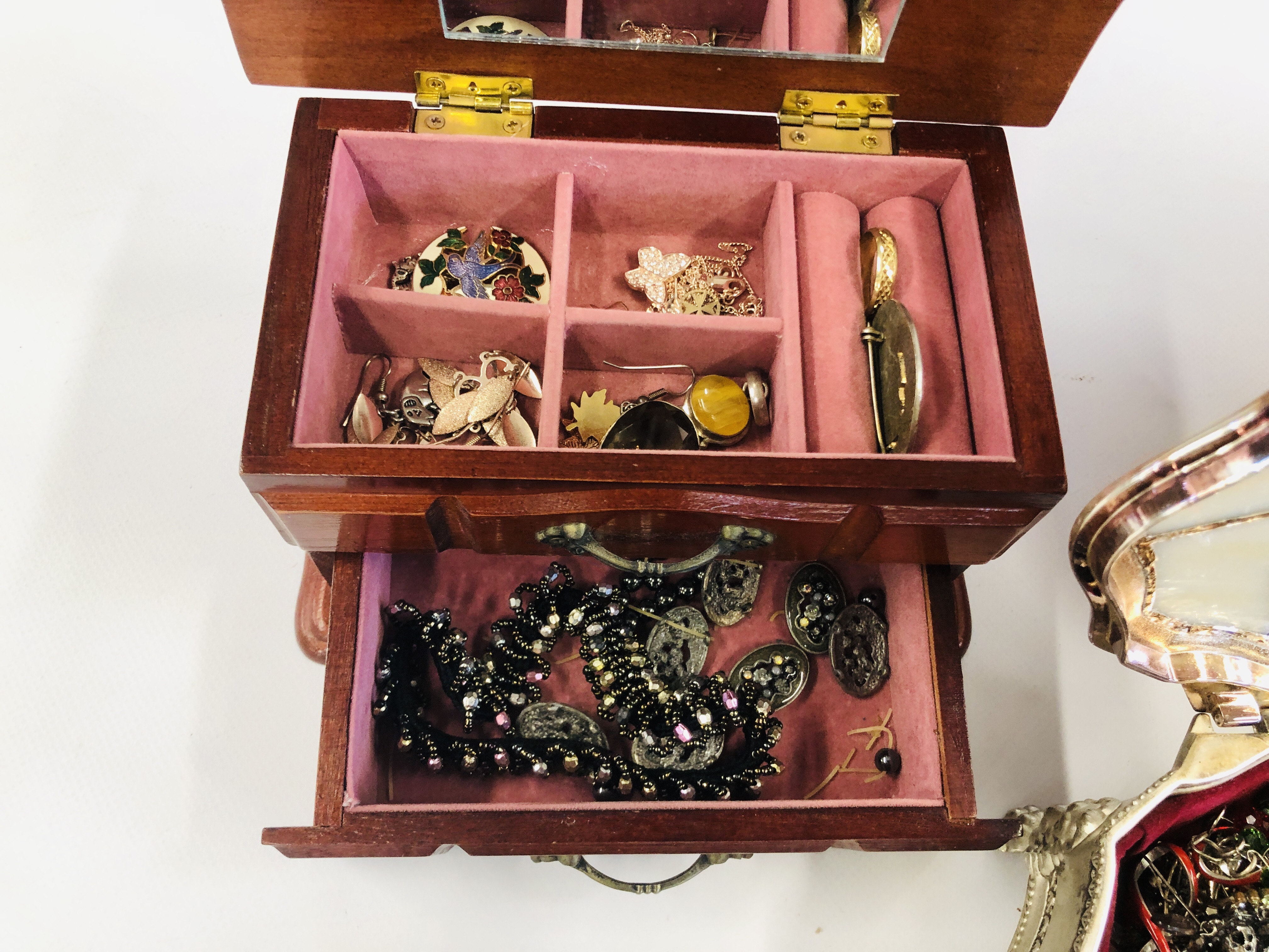 A GROUP OF 4 JEWELLERY BOXES AND CONTENTS TO INCLUDE AN EXTENSIVE COLLECTION OF COSTUME AND SILVER - Image 6 of 15