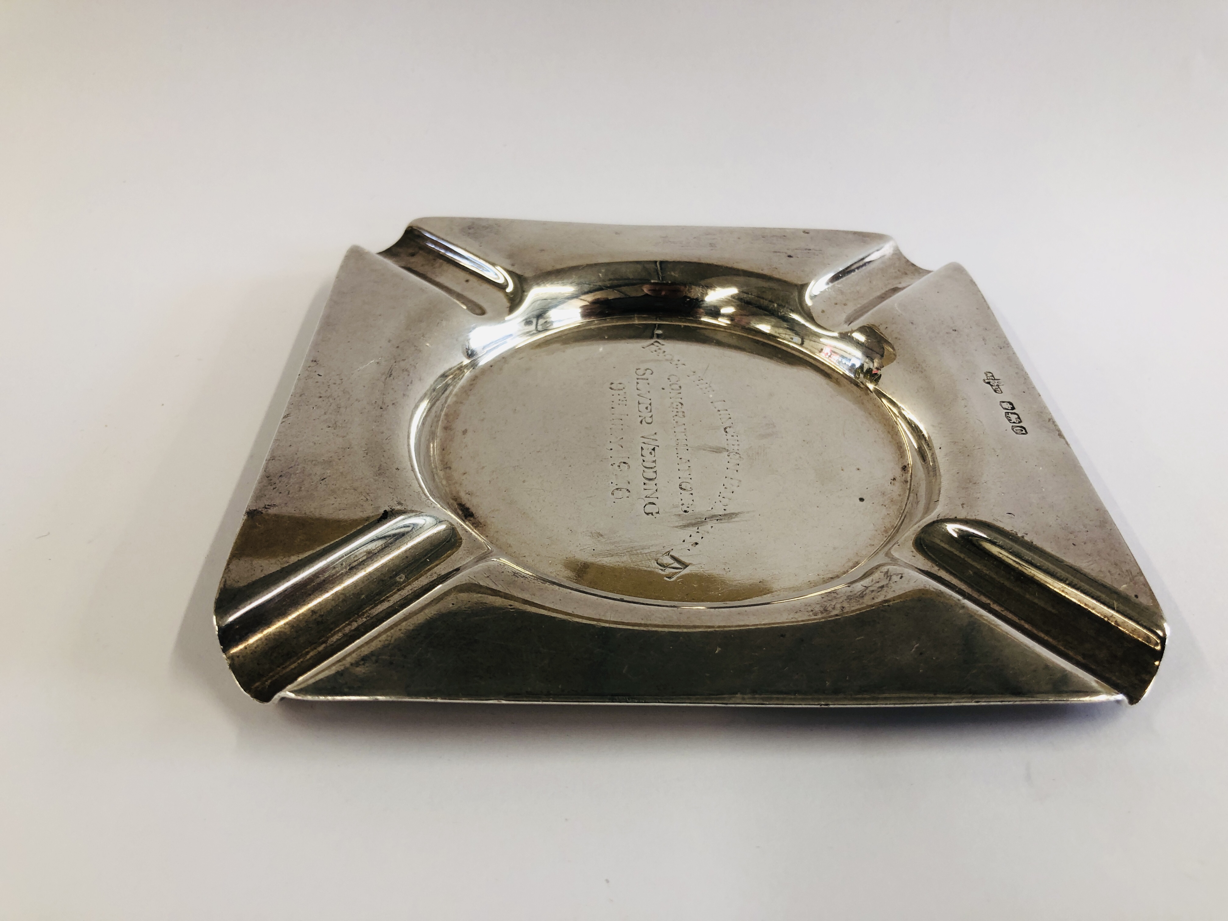 AN ANTIQUE SILVER ASHTRAY SHEFFIELD ASSAY 12CM. X 12CM. - Image 5 of 8