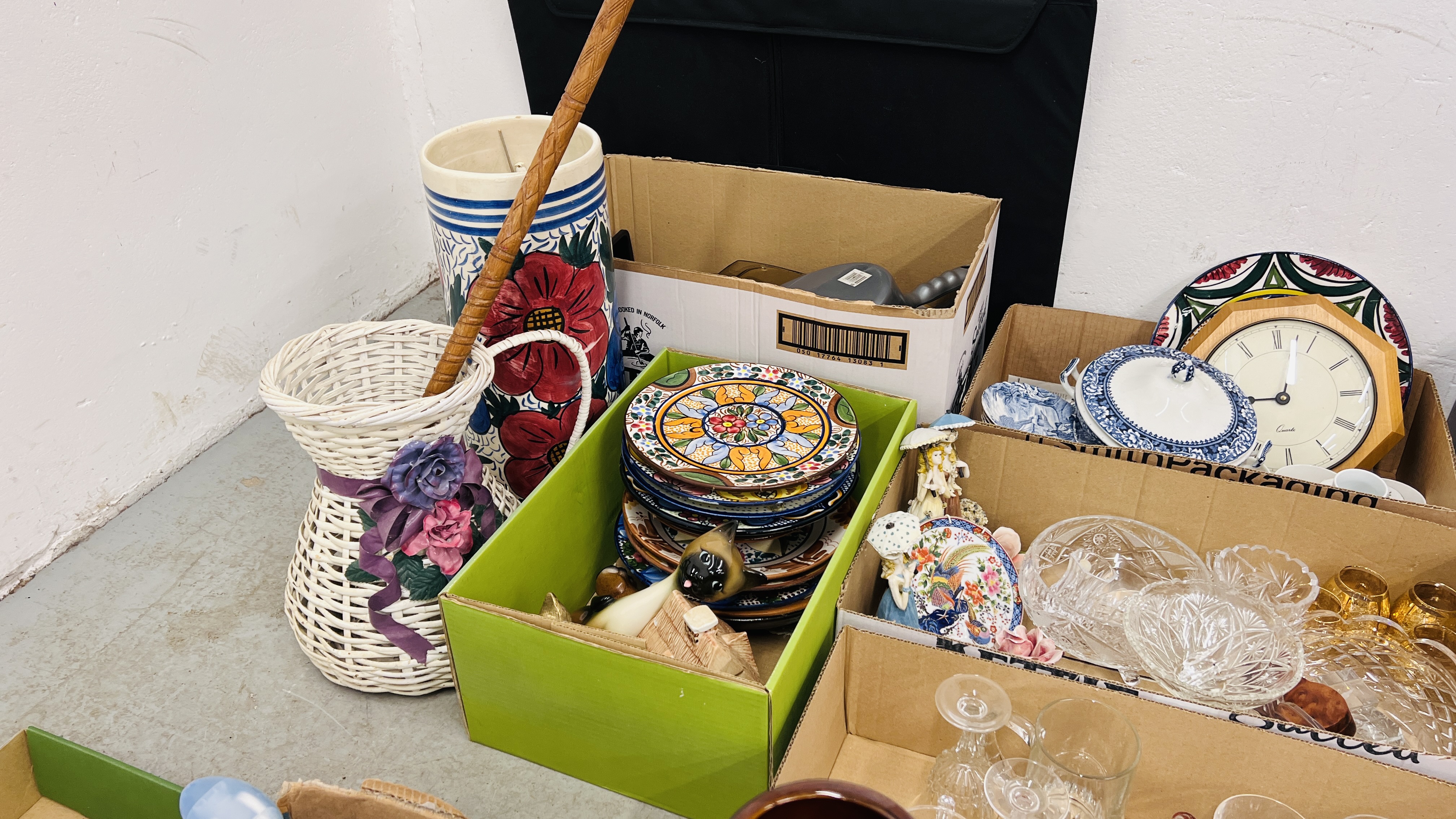 16 X BOXES OF ASSORTED HOUSEHOLD SUNDRIES TO INCLUDE GLASS & CHINA, KITCHENALIA, CAPO DE MONTE, - Image 10 of 19