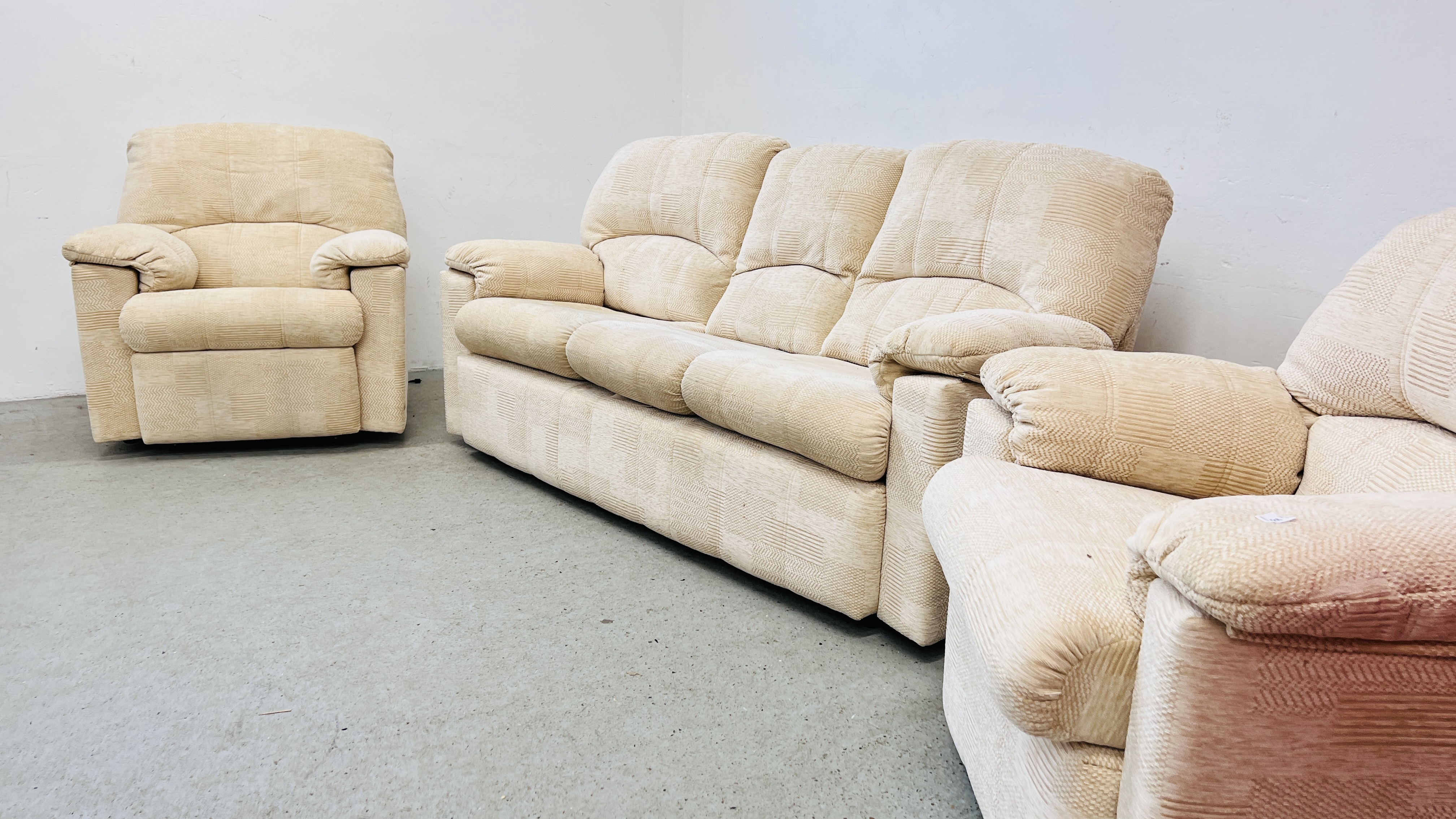 A GOOD QUALITY G PLAN OATMEAL UPHOLSTERED 3 PIECE SUITE COMPRISING OF 2 SEATER SOFA AND 2 ARM - Image 17 of 17