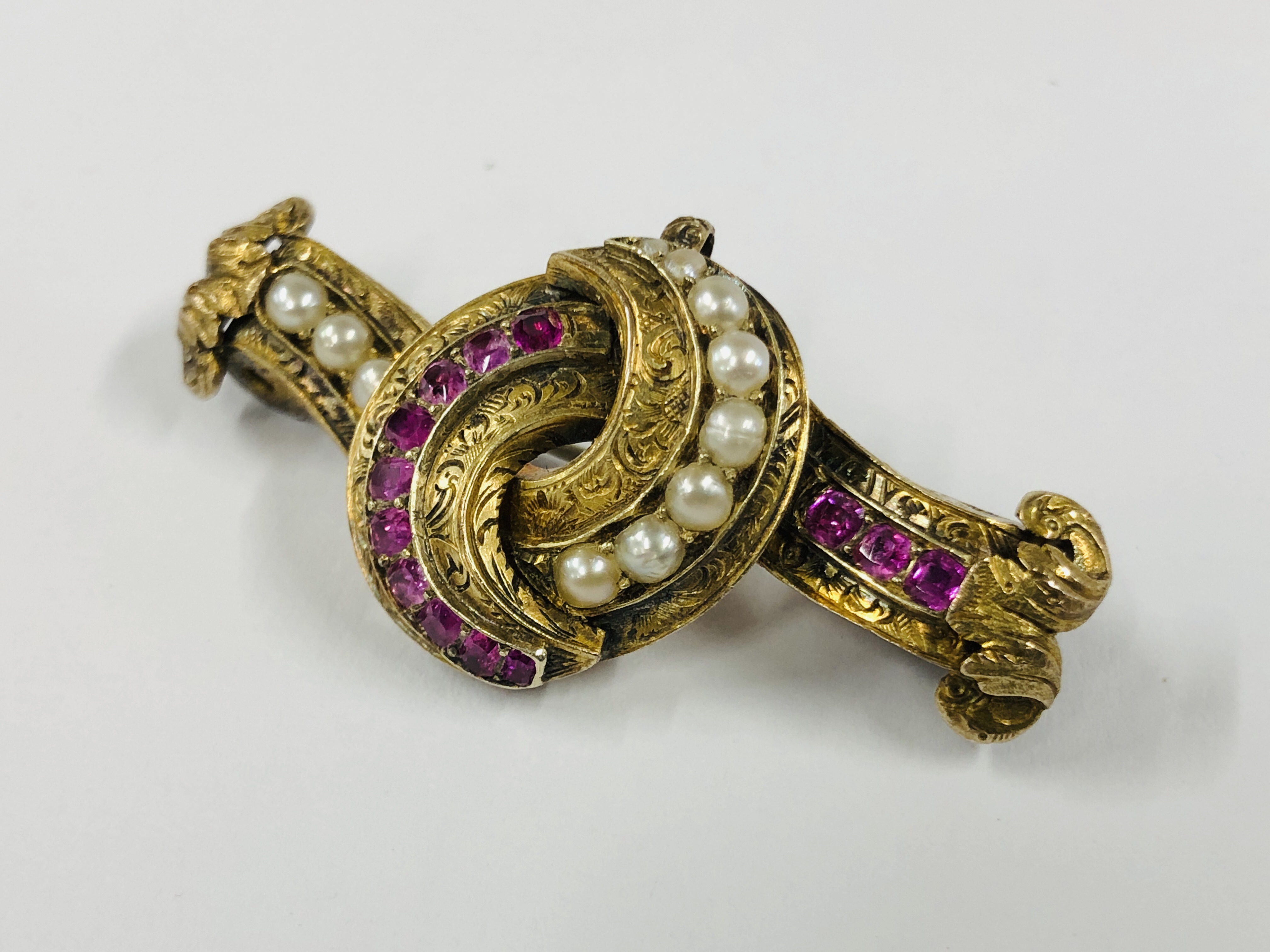 AN ANTIQUE GILT METAL PENDANT BROOCH SET WITH GARNETS & SEED PEARLS - L 5CM. - Image 3 of 11