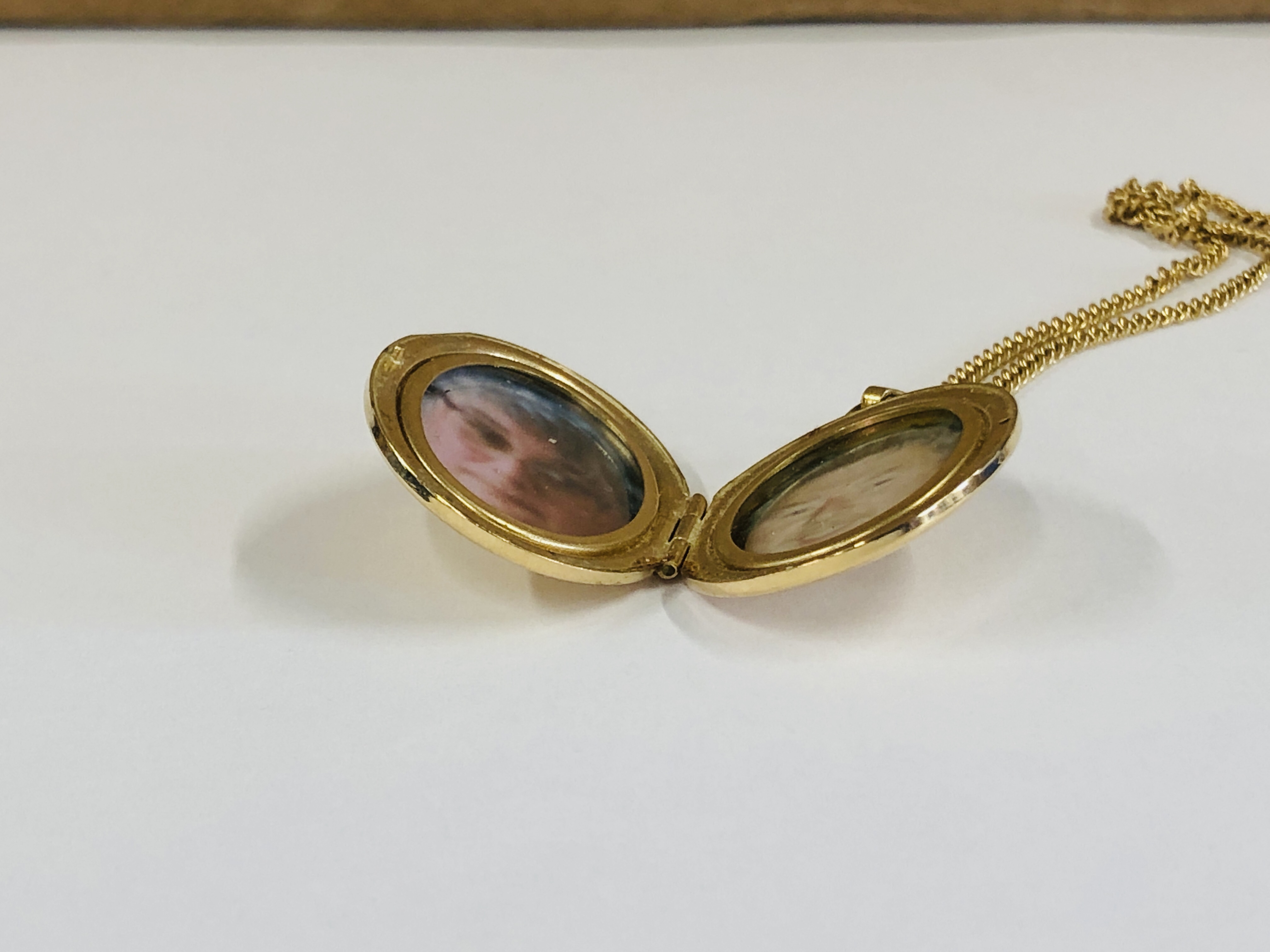 AN OVAL 9CT PHOTO LOCKET ON A FINE 9CT GOLD CHAIN - L 55CM. - Image 9 of 9