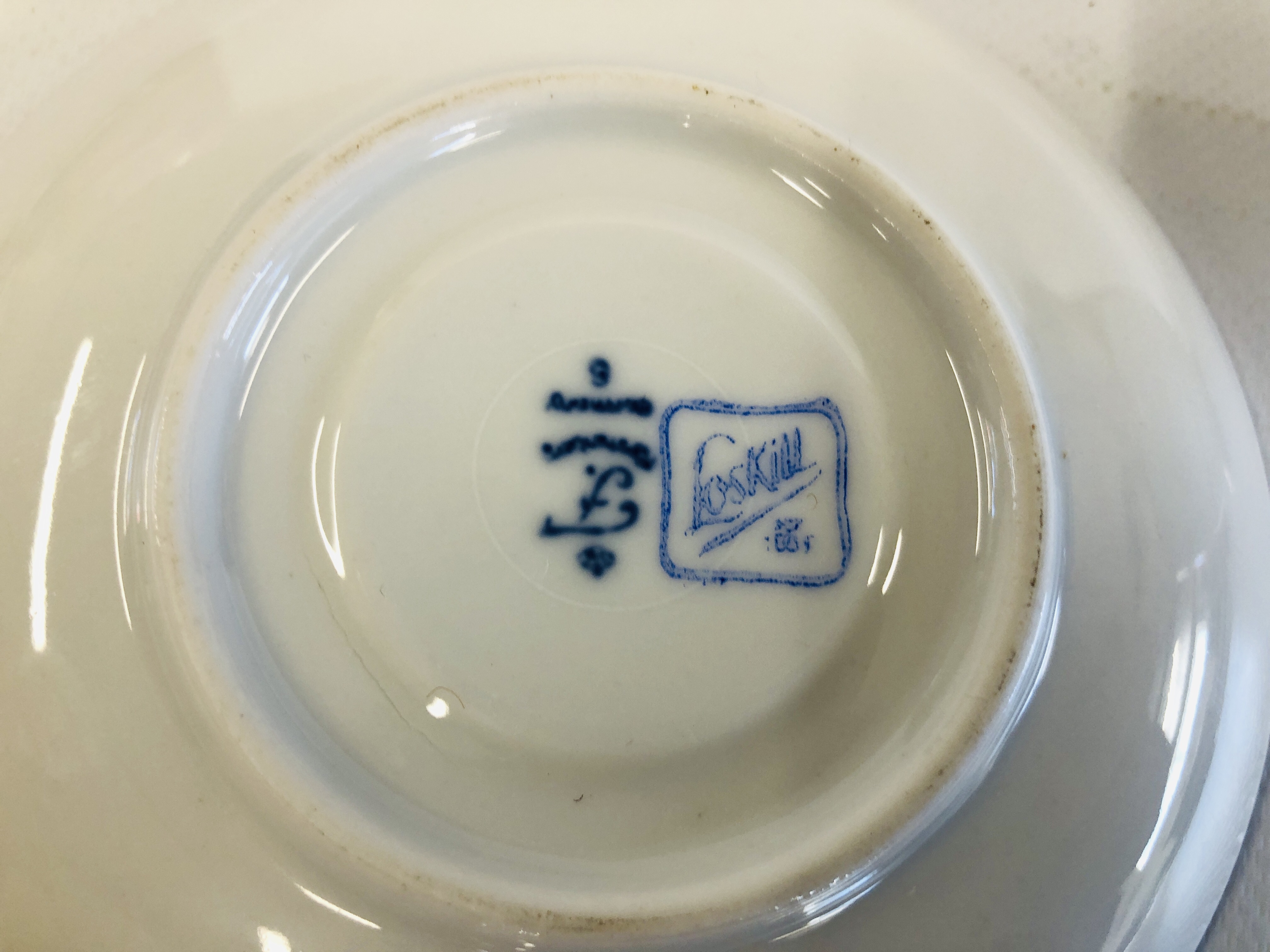 A NANKING CARGO ORIENTAL BLUE & WHITE TEA BOWL AND SAUCER (CHRISTIES 5066) ALONG WITH A LASKILL, - Image 8 of 8