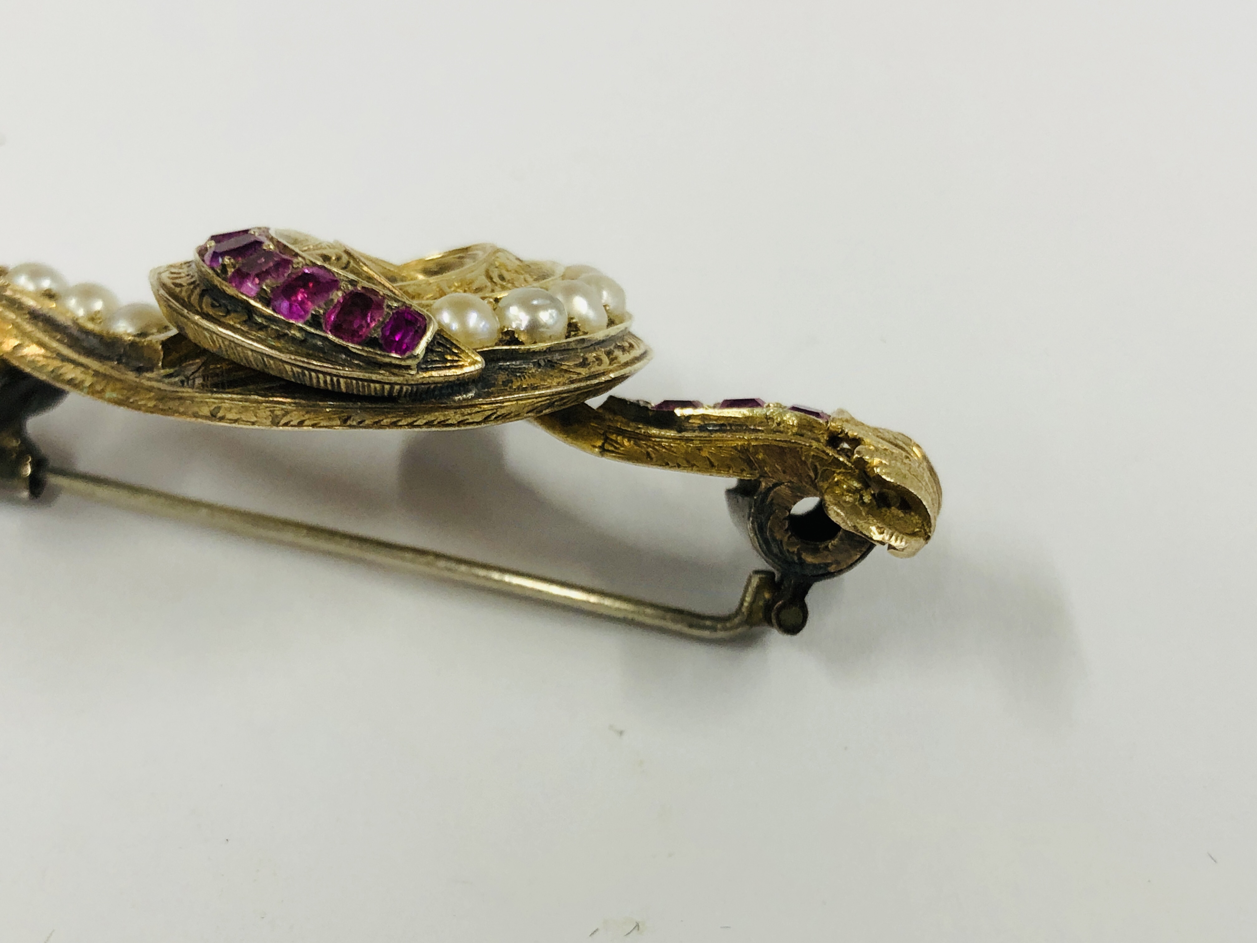 AN ANTIQUE GILT METAL PENDANT BROOCH SET WITH GARNETS & SEED PEARLS - L 5CM. - Image 7 of 11