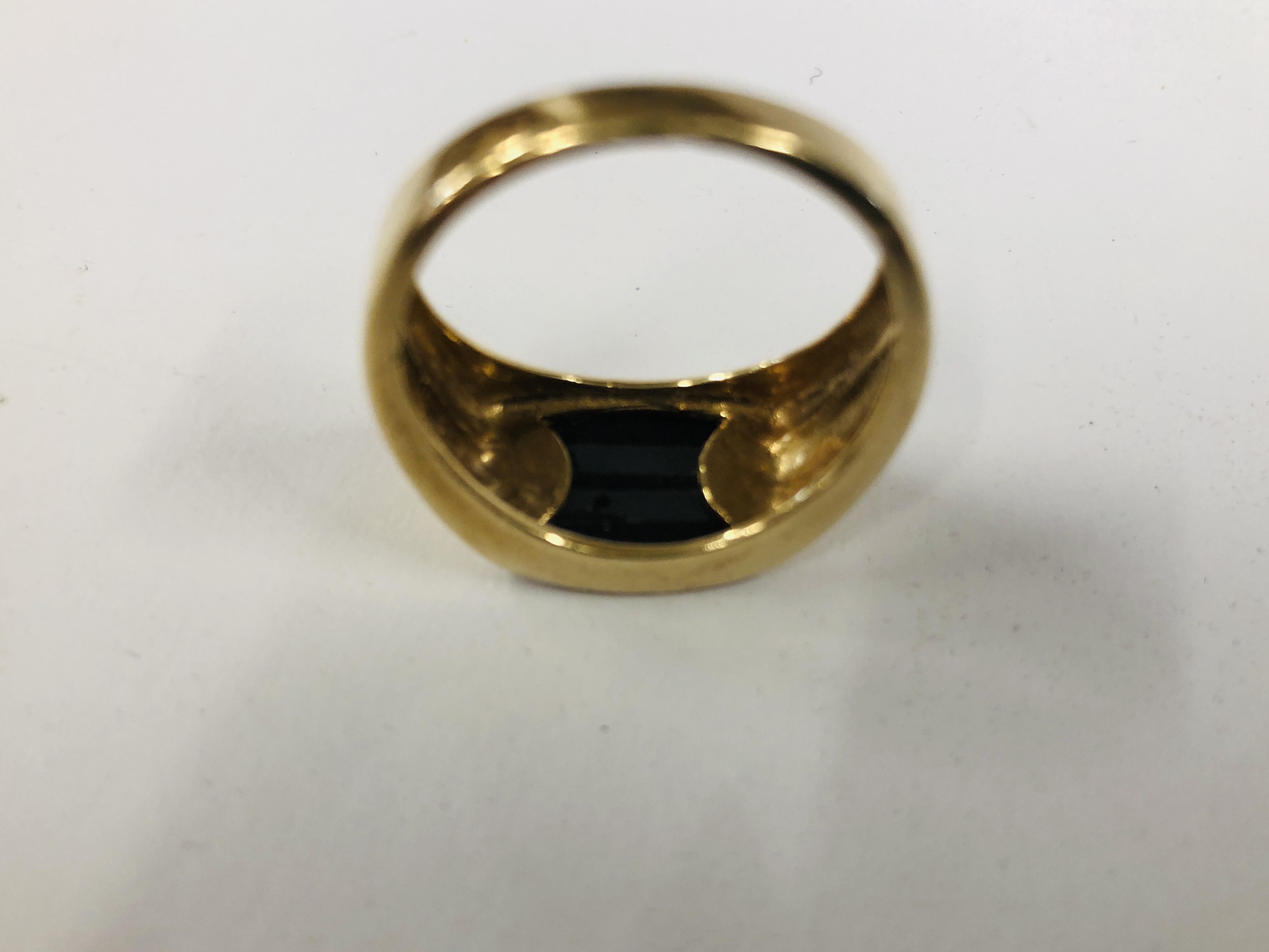 A GENT'S 9CT GOLD ONYX PANEL RING. - Image 6 of 10