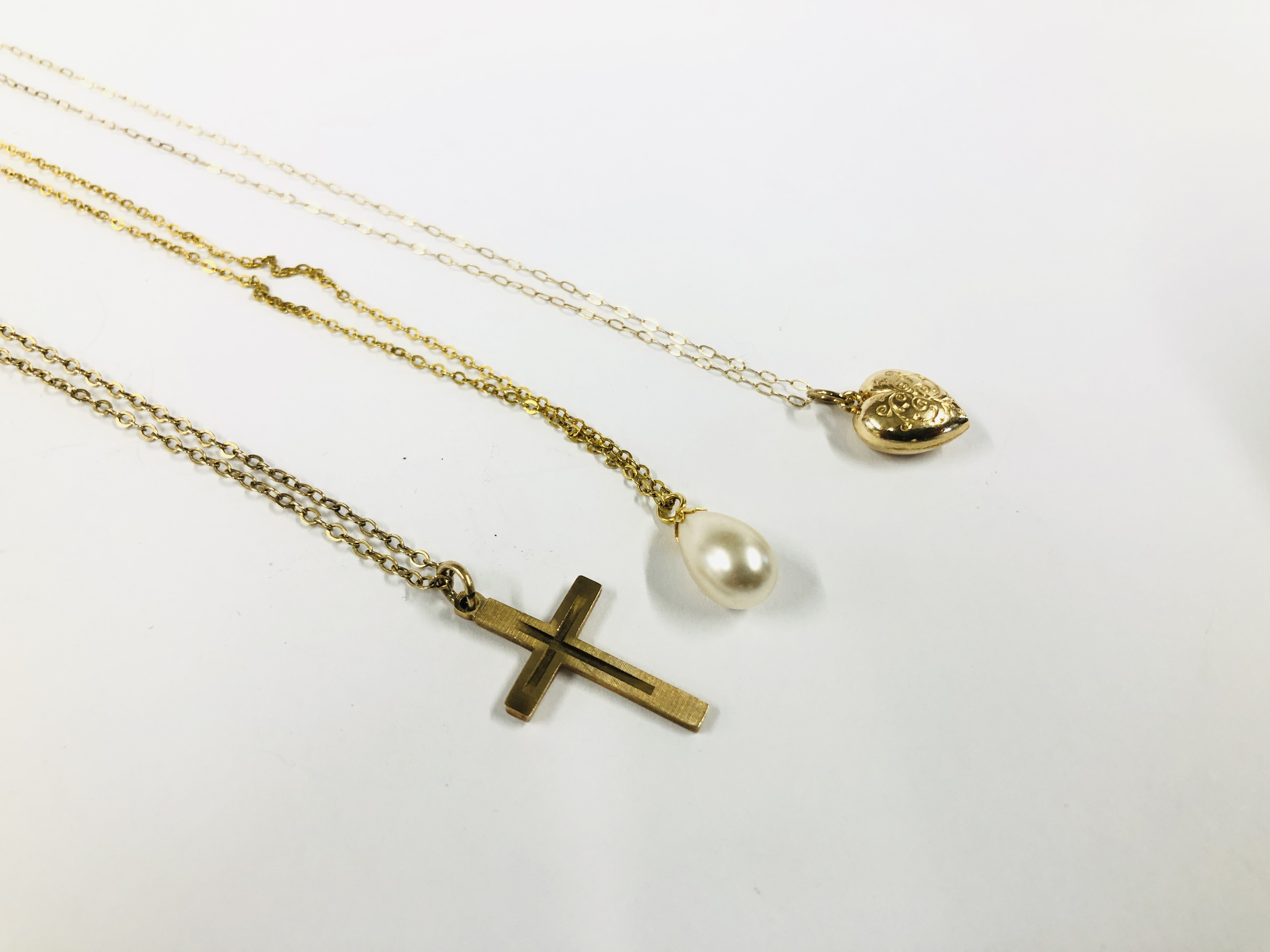 A 9CT GOLD FINE LINK NECKLACE WITH 9CT GOLD CROSS PENDANT,