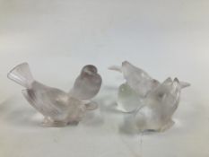 A COLLECTION OF 4 LALIQUE BIRDS A/F ALONG WITH 1 FURTHER FRENCH GLASS BIRD A/F.