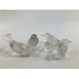 A COLLECTION OF 4 LALIQUE BIRDS A/F ALONG WITH 1 FURTHER FRENCH GLASS BIRD A/F.