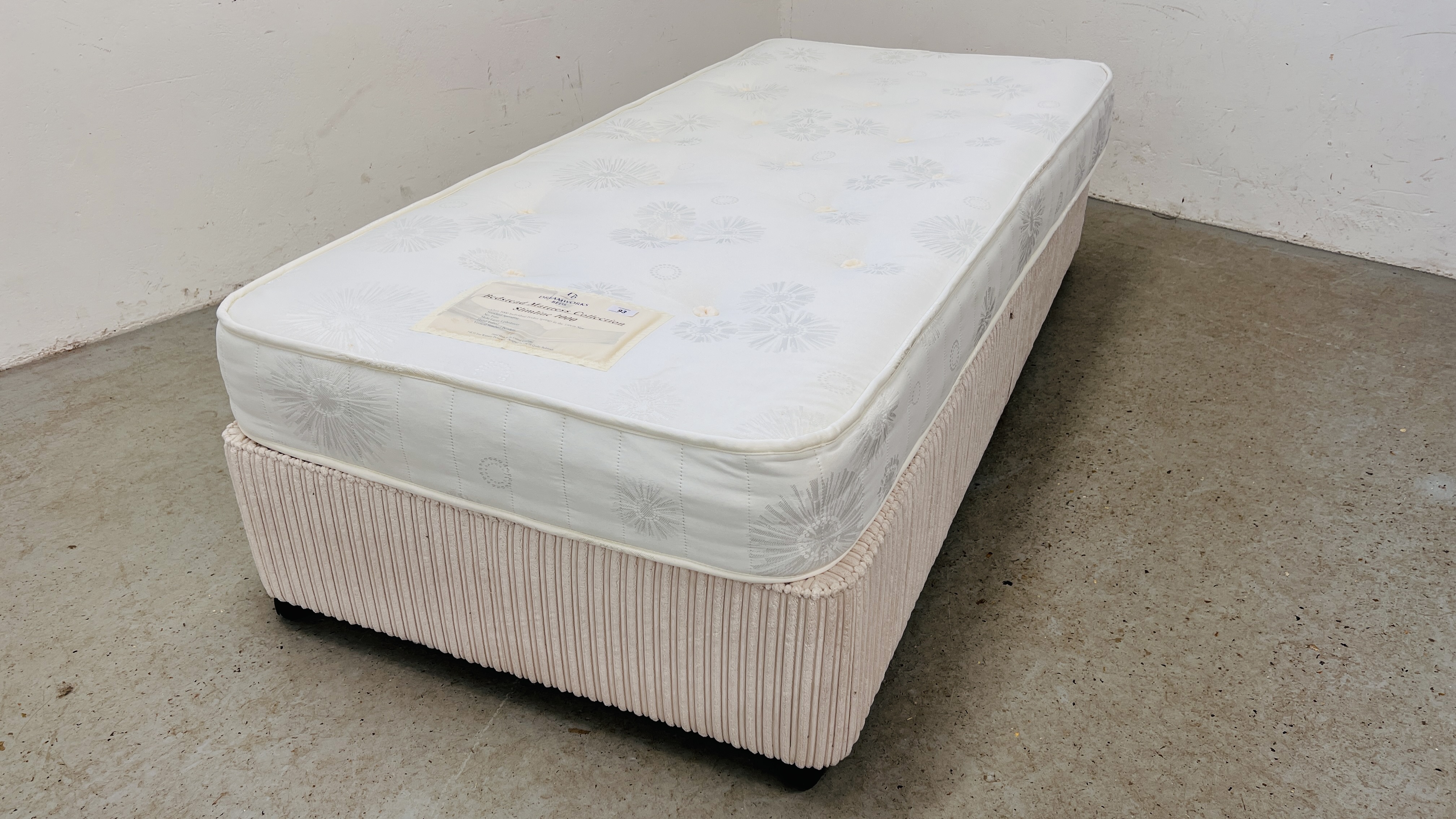 DREAM WORKS SINGLE DIVAN BED WITH POCKET SPRUNG MATTRESS.