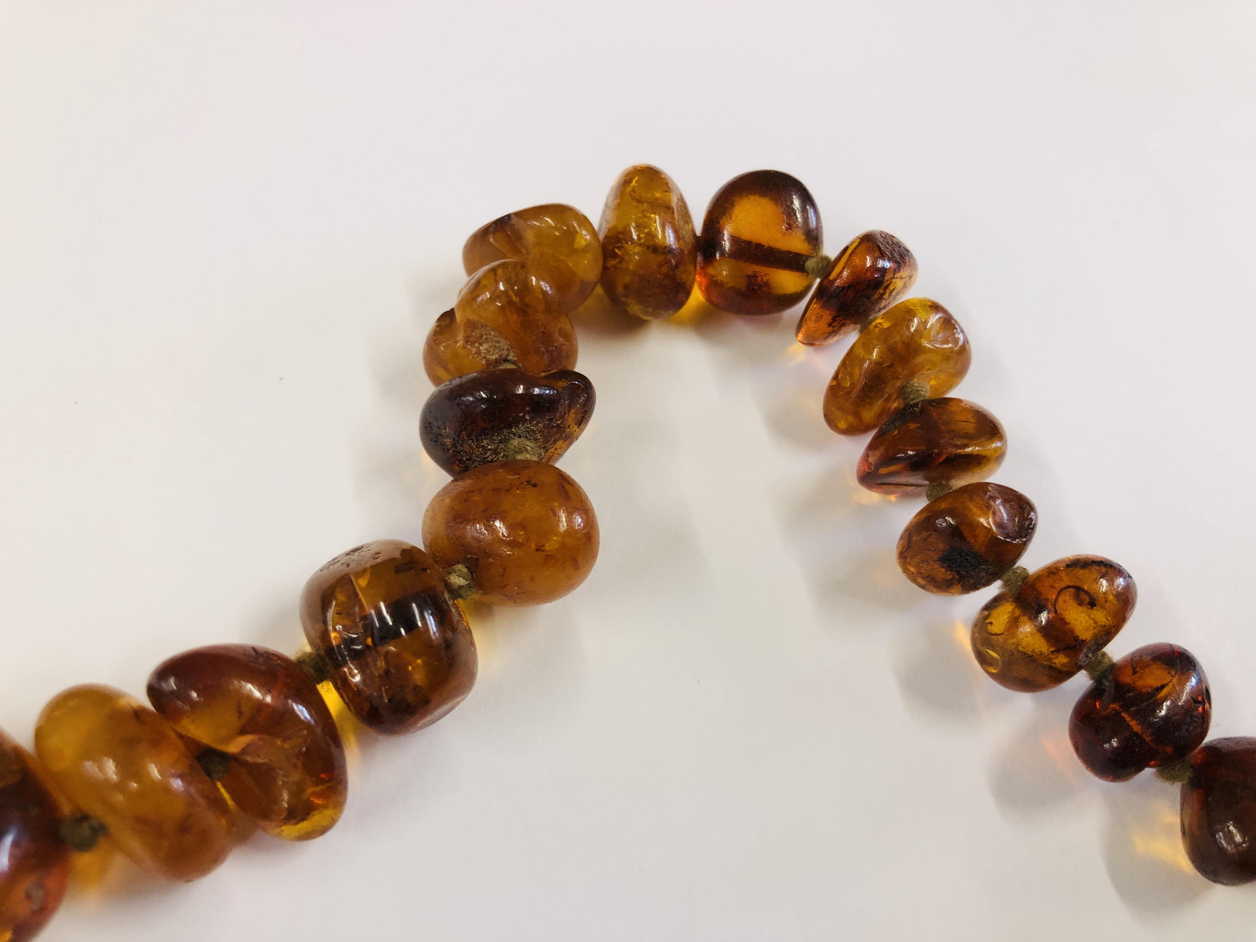 AN IMPRESSIVE STRAND OF POLISHED AMBER L 94CM. - Image 7 of 13