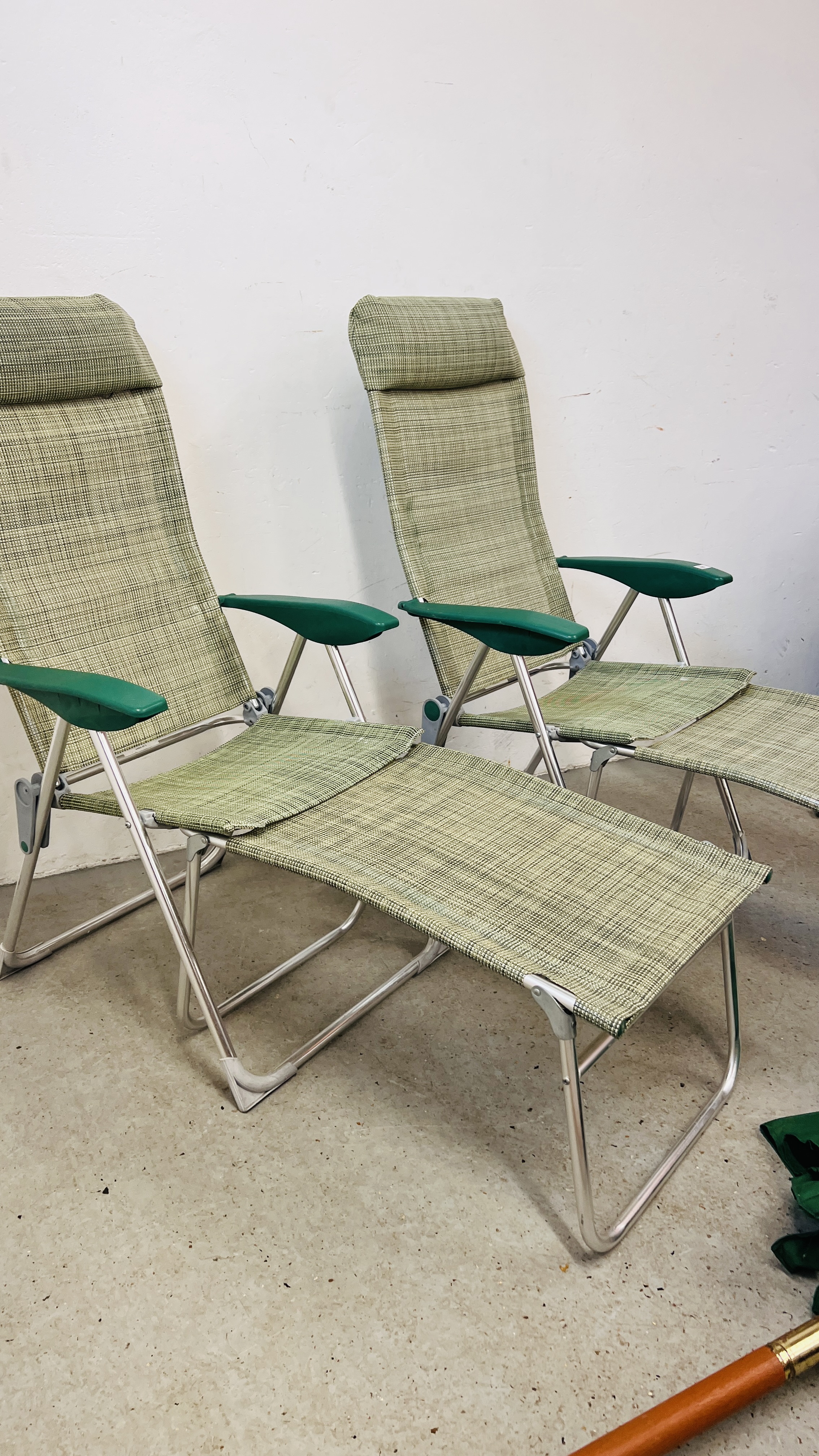 A PAIR OF ALUMINIUM FRAMED FOLDING SUN CHAIRS WITH MATCHING FOLDING FOOT RESTS AND GARDEN PARASOL. - Image 7 of 10