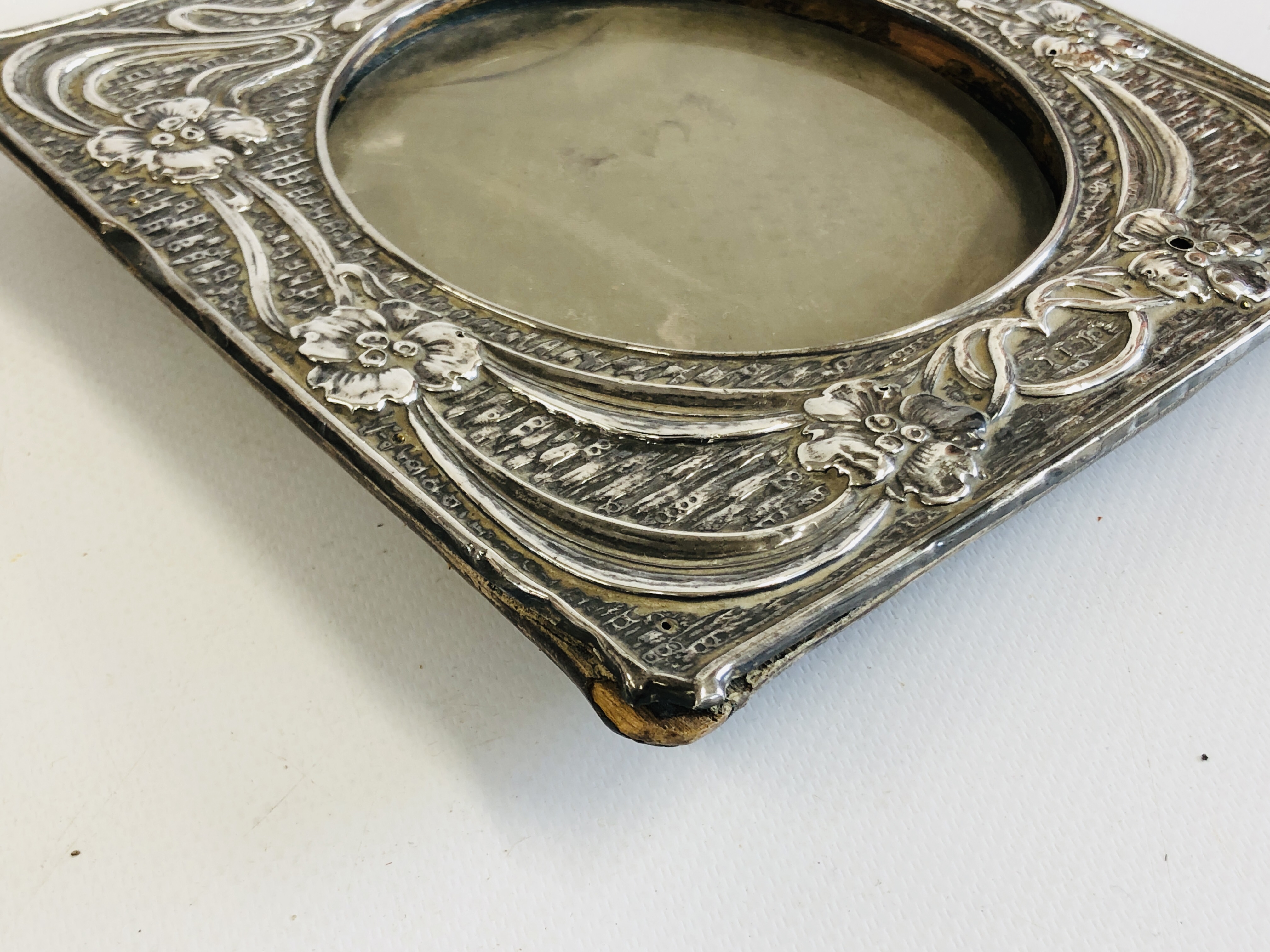 A GROUP OF FOUR ANTIQUE SILVER PHOTO FRAMES TO INCLUDE AN ART NOUVEAU EXAMPLE - Image 5 of 14