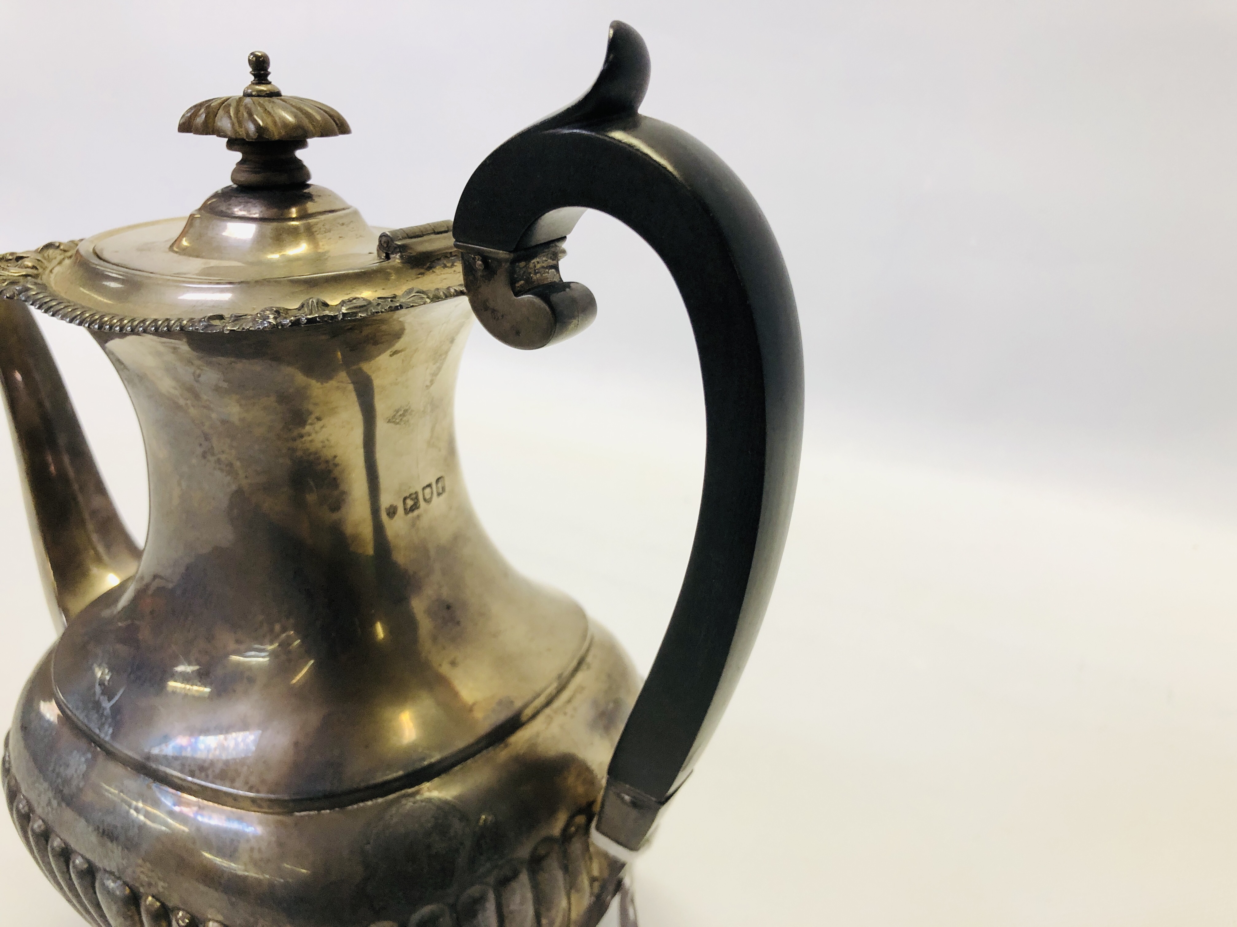 A SILVER COFFEE POT, HAVING AGADROONED BODY, BARNARD & SON, - Image 12 of 27