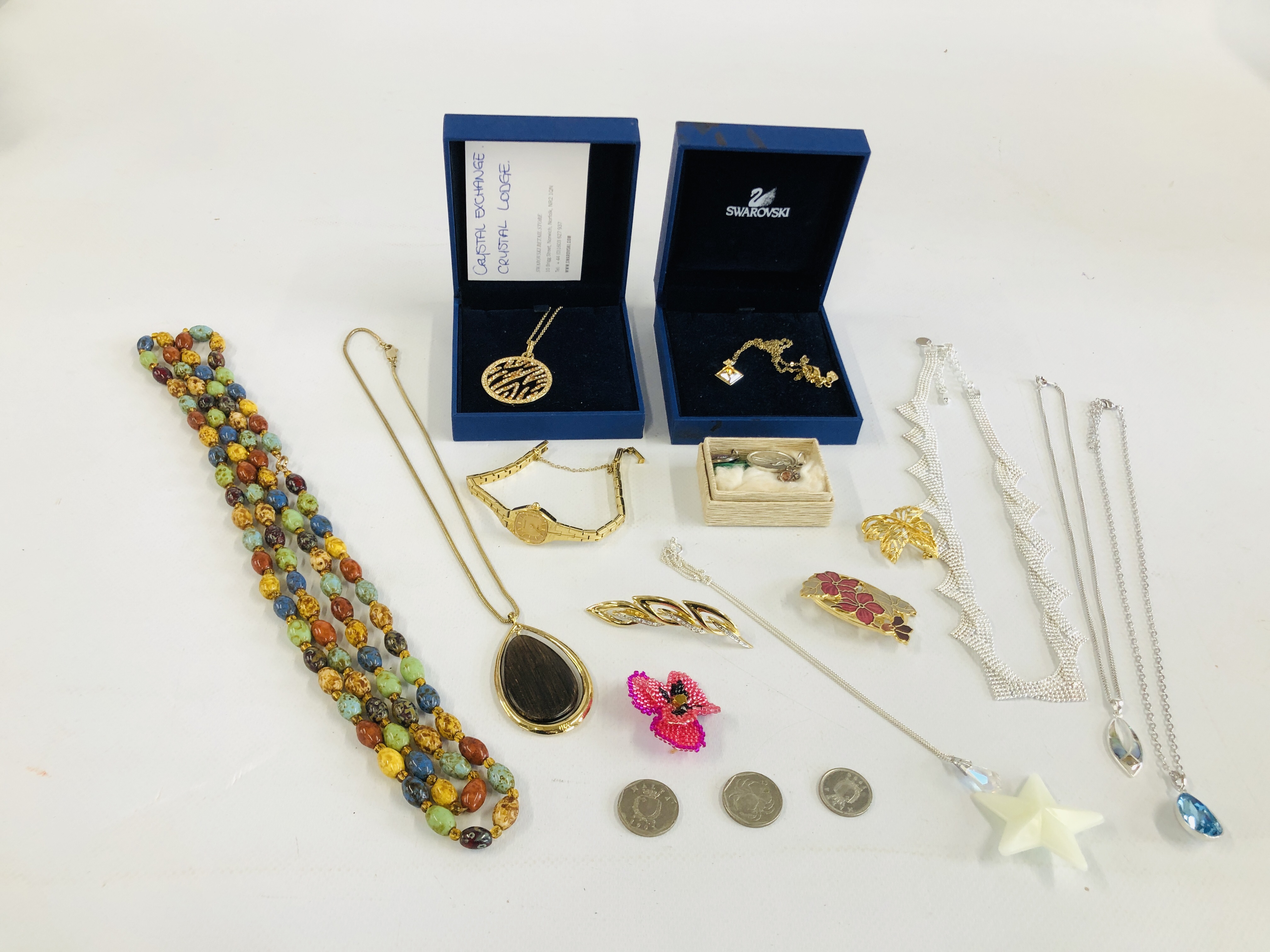 A BOX OF ASSORTED JEWELLERY TO INCLUDE COSTUME BROOCHES, ACCURIST BRACELET WATCH,