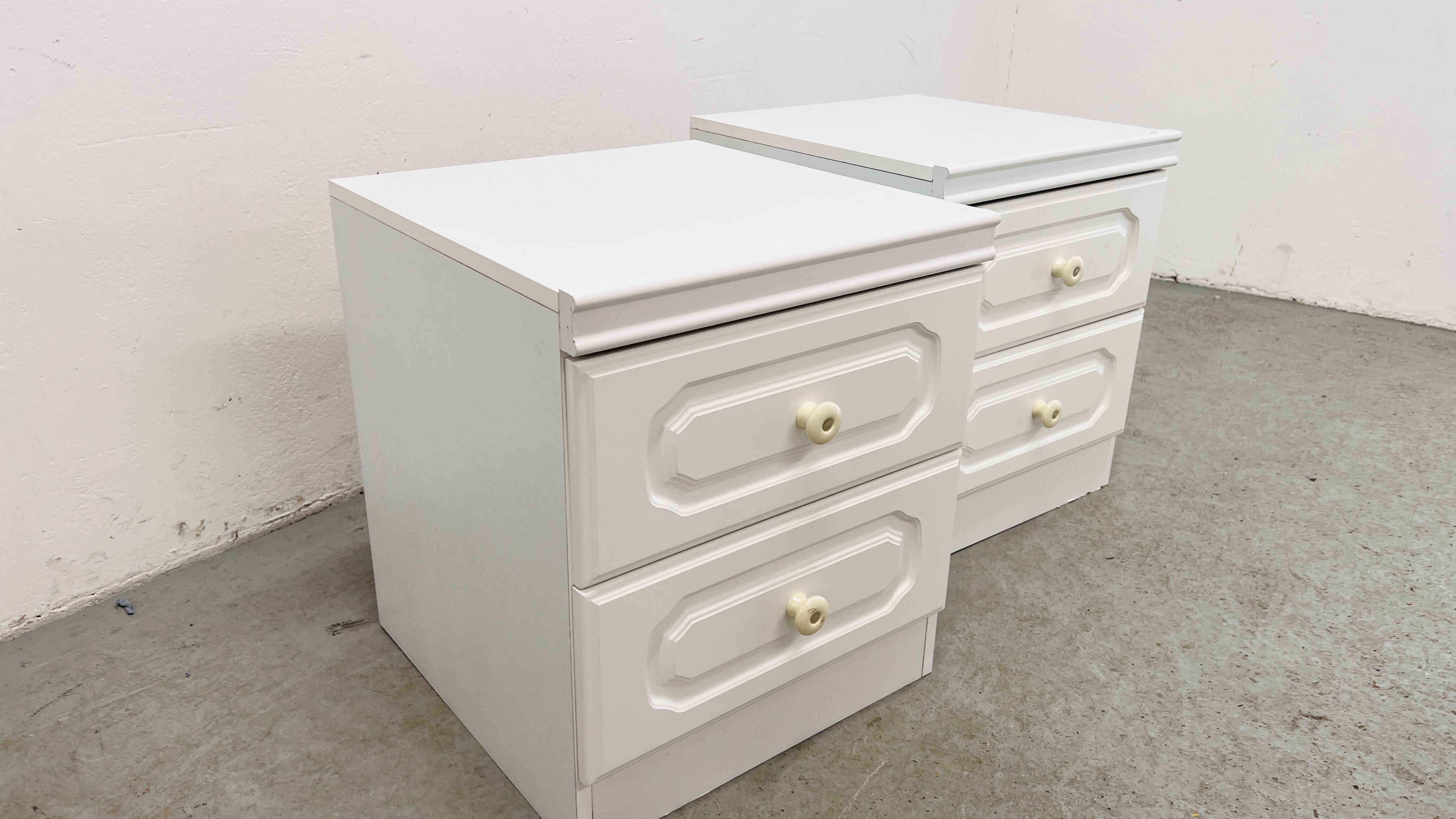 A PAIR OF WHITE FINISH 2 DRAWER BEDSIDE CABINETS. - Image 3 of 5