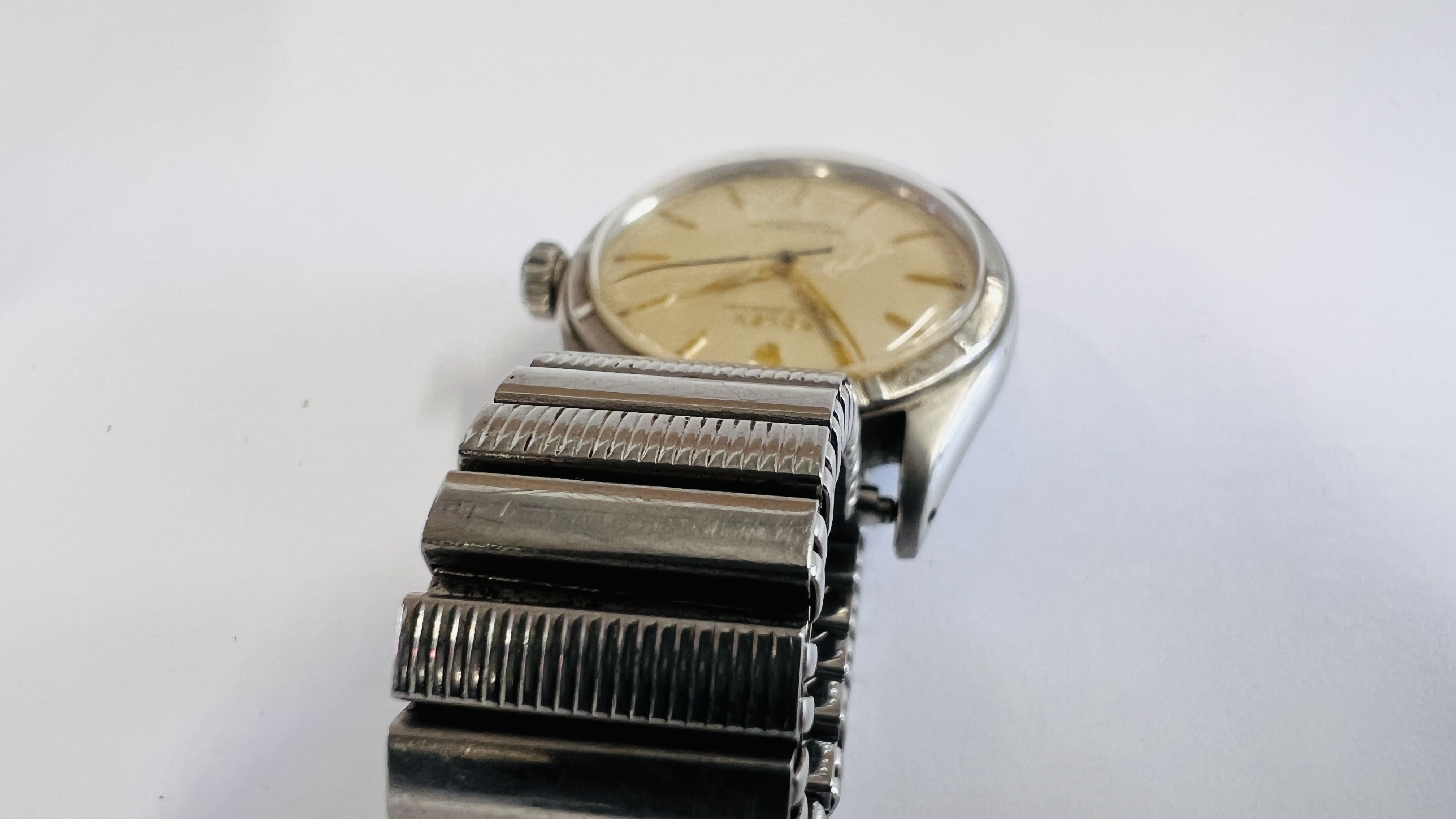 A 1960's ROLEX OYSTER PERPTUAL AUTOMATIC WRIST WATCH ON EXPANDABLE STRAP STAMPED 6085 MODEL F D E - Image 16 of 19