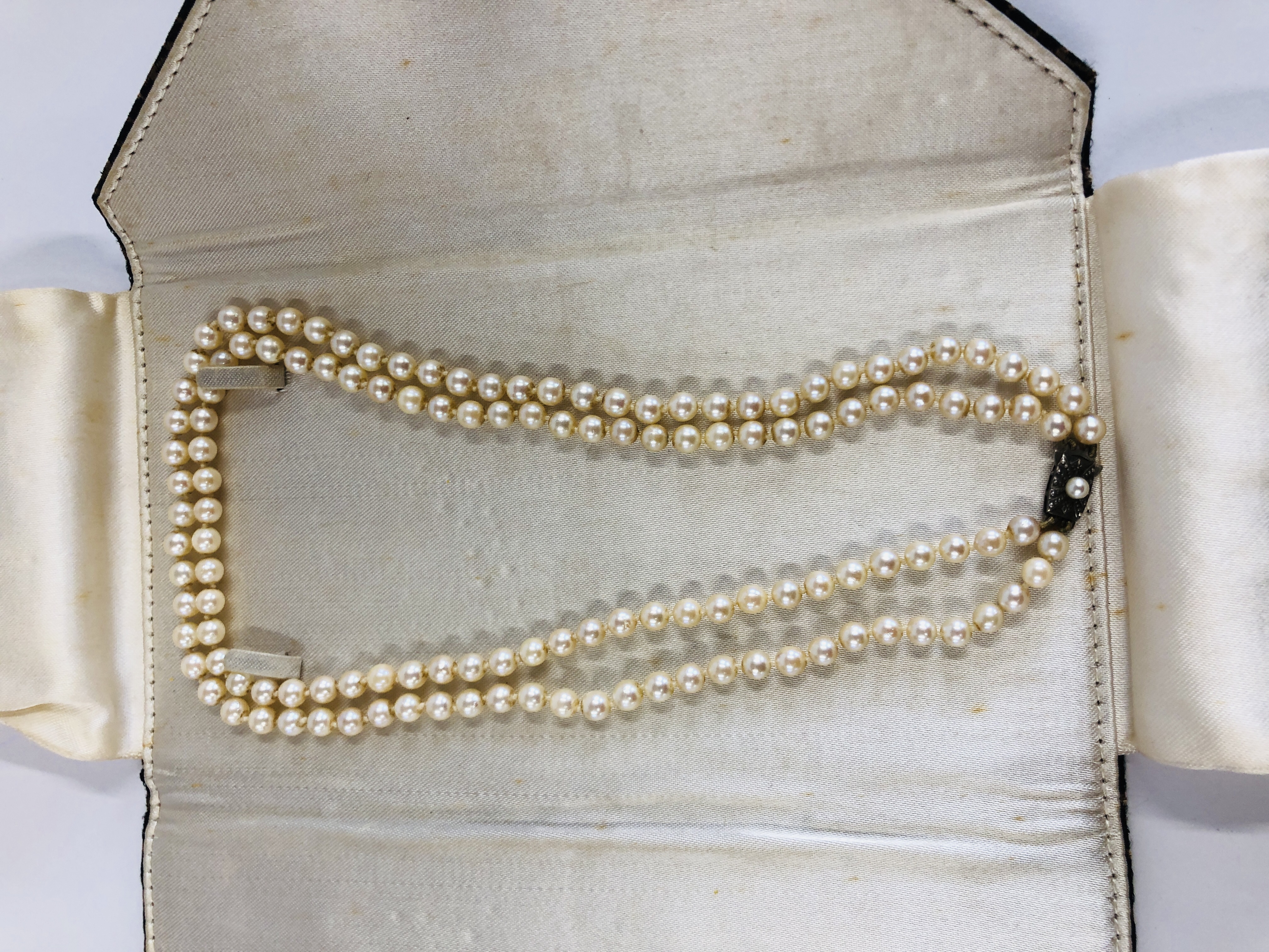 A VINTAGE DOUBLE ROW PEARL NECKLACE BY "MIKIMOTO" ALONG WITH AN ORIGINAL VINTAGE MIKIMOTO SILK - Image 7 of 10