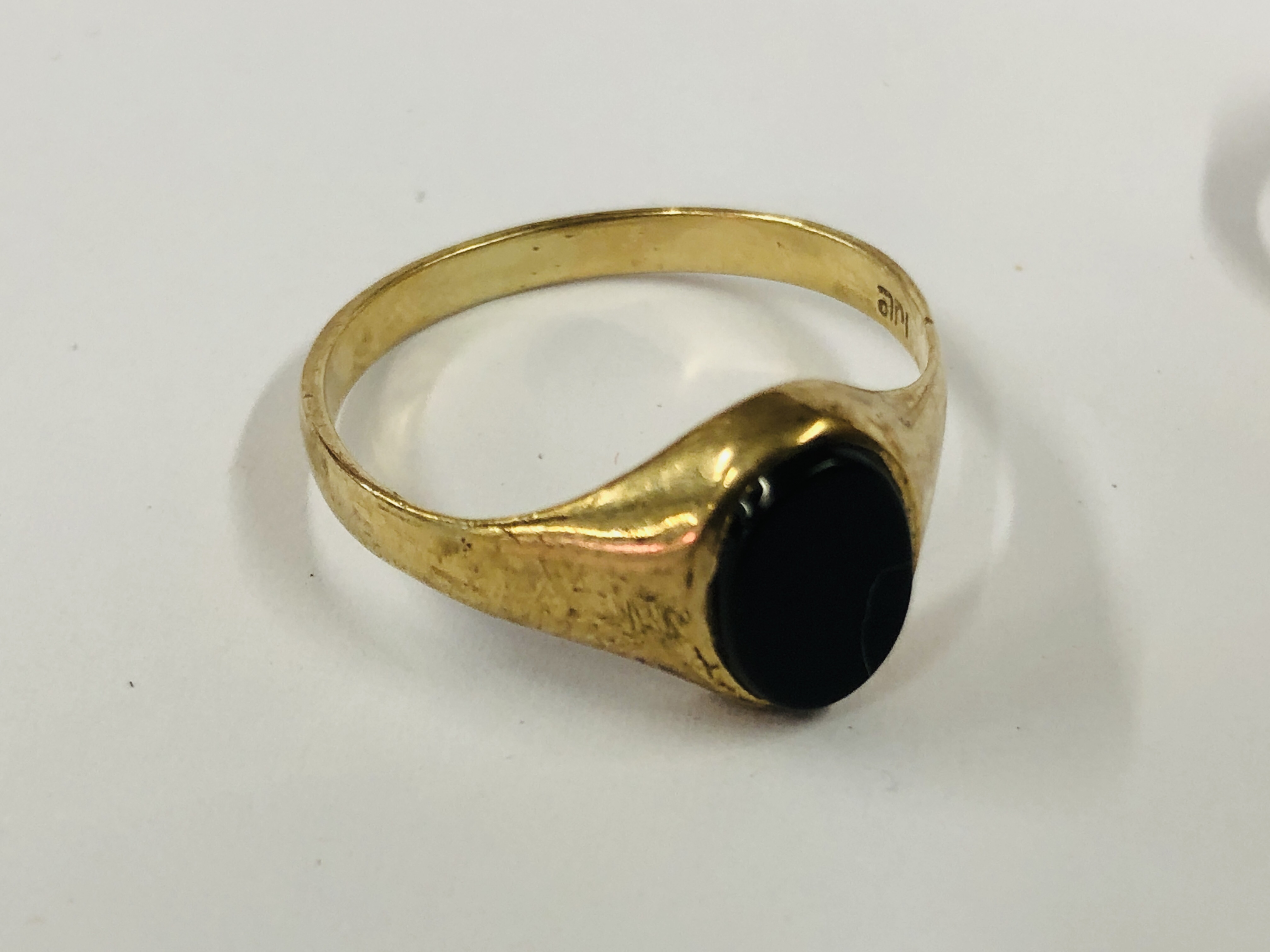 A GROUP OF 3 9CT GOLD RINGS TO INCLUDE A BLACK OVAL HARDSTONE EXAMPLE. - Image 7 of 12